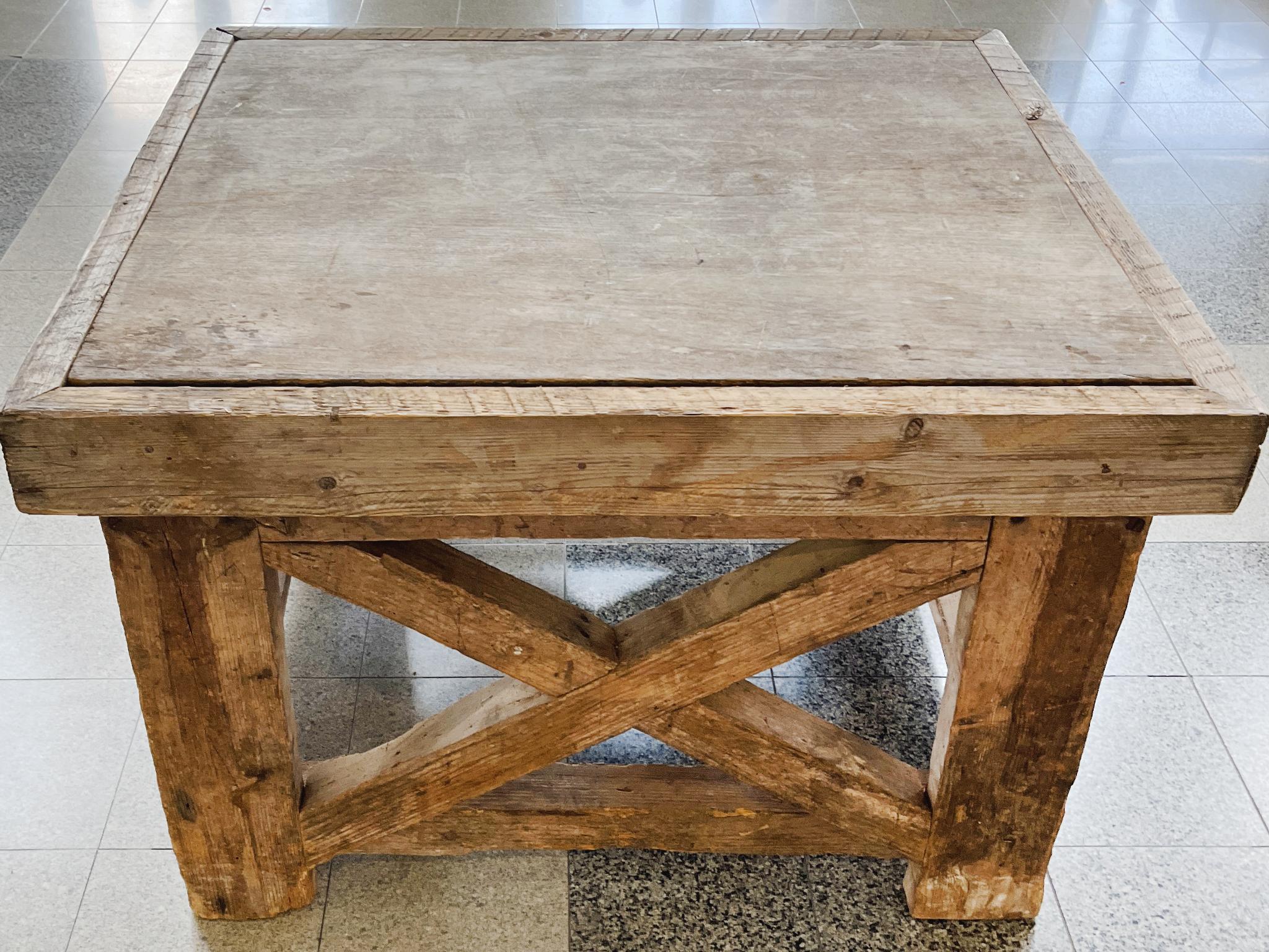 Rustique Socle rustique fabriqué à partir de poutres en pin et en bois de châtaignier anciens en vente