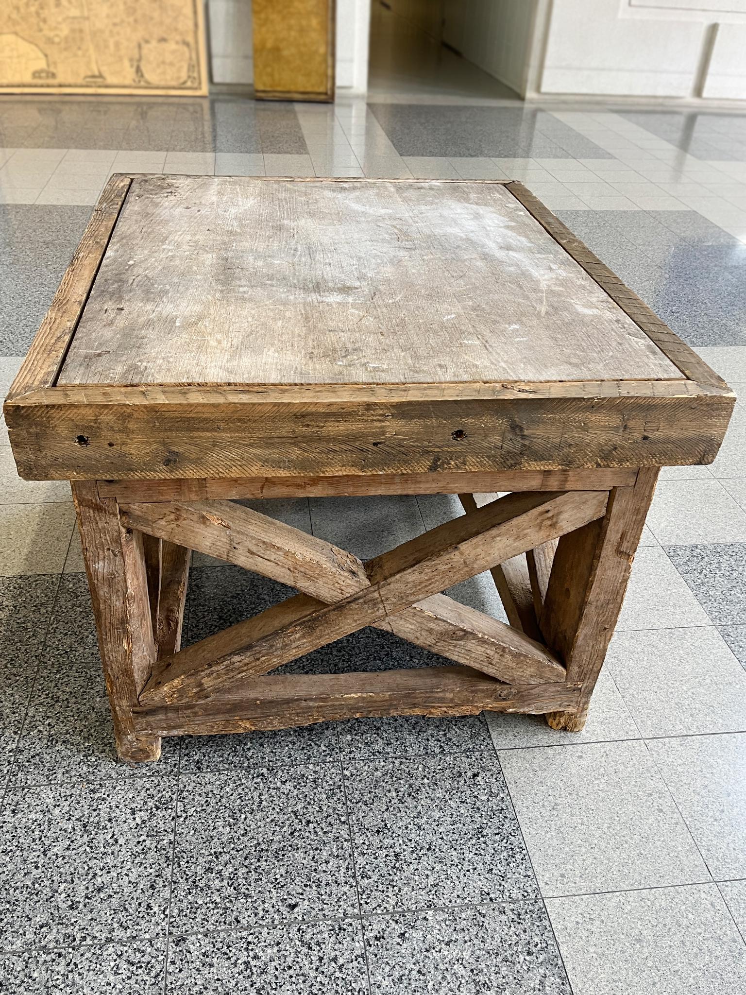 Américain Socle rustique fabriqué à partir de poutres en pin et en bois de châtaignier anciens en vente