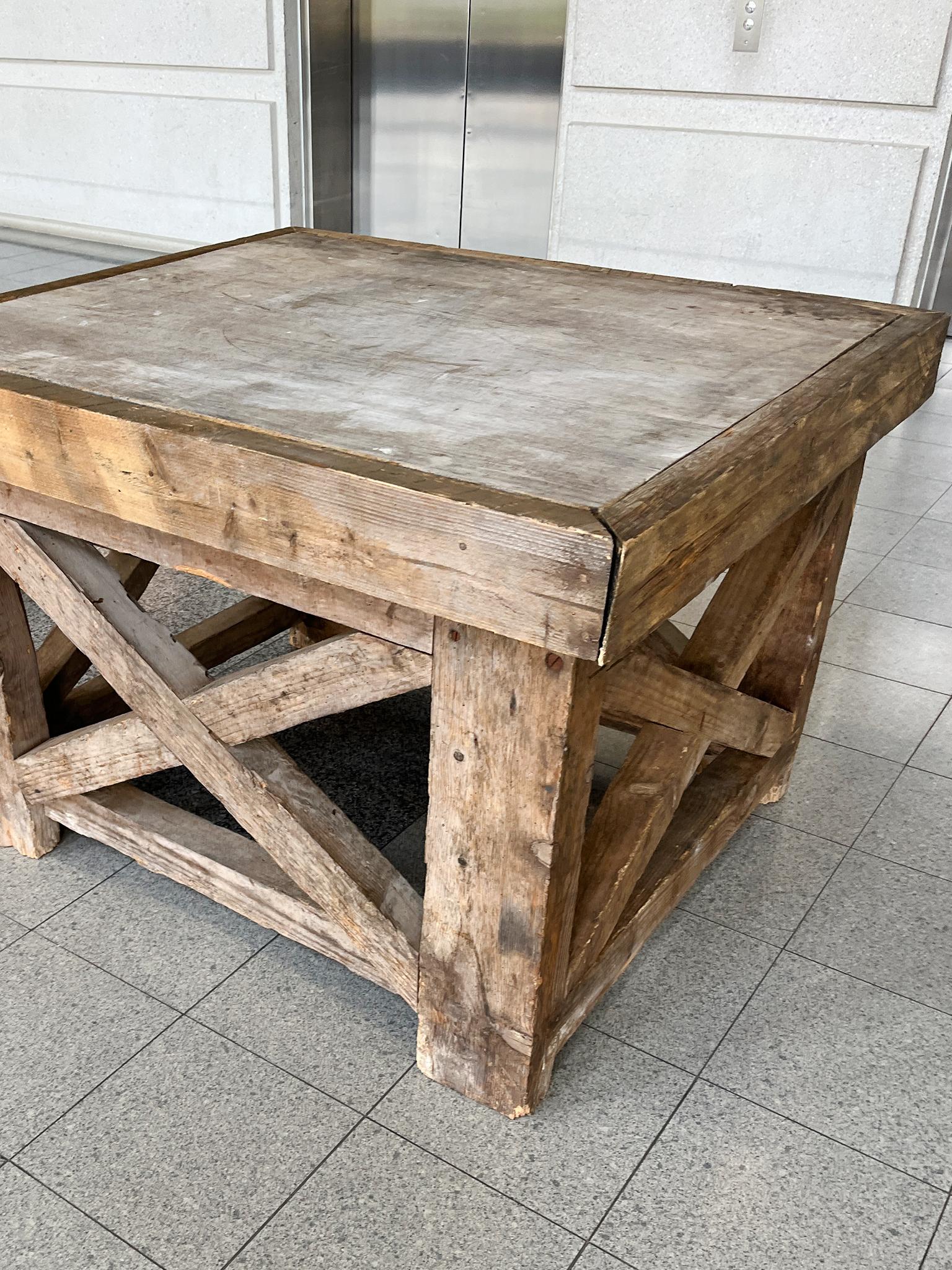 Fait main Socle rustique fabriqué à partir de poutres en pin et en bois de châtaignier anciens en vente