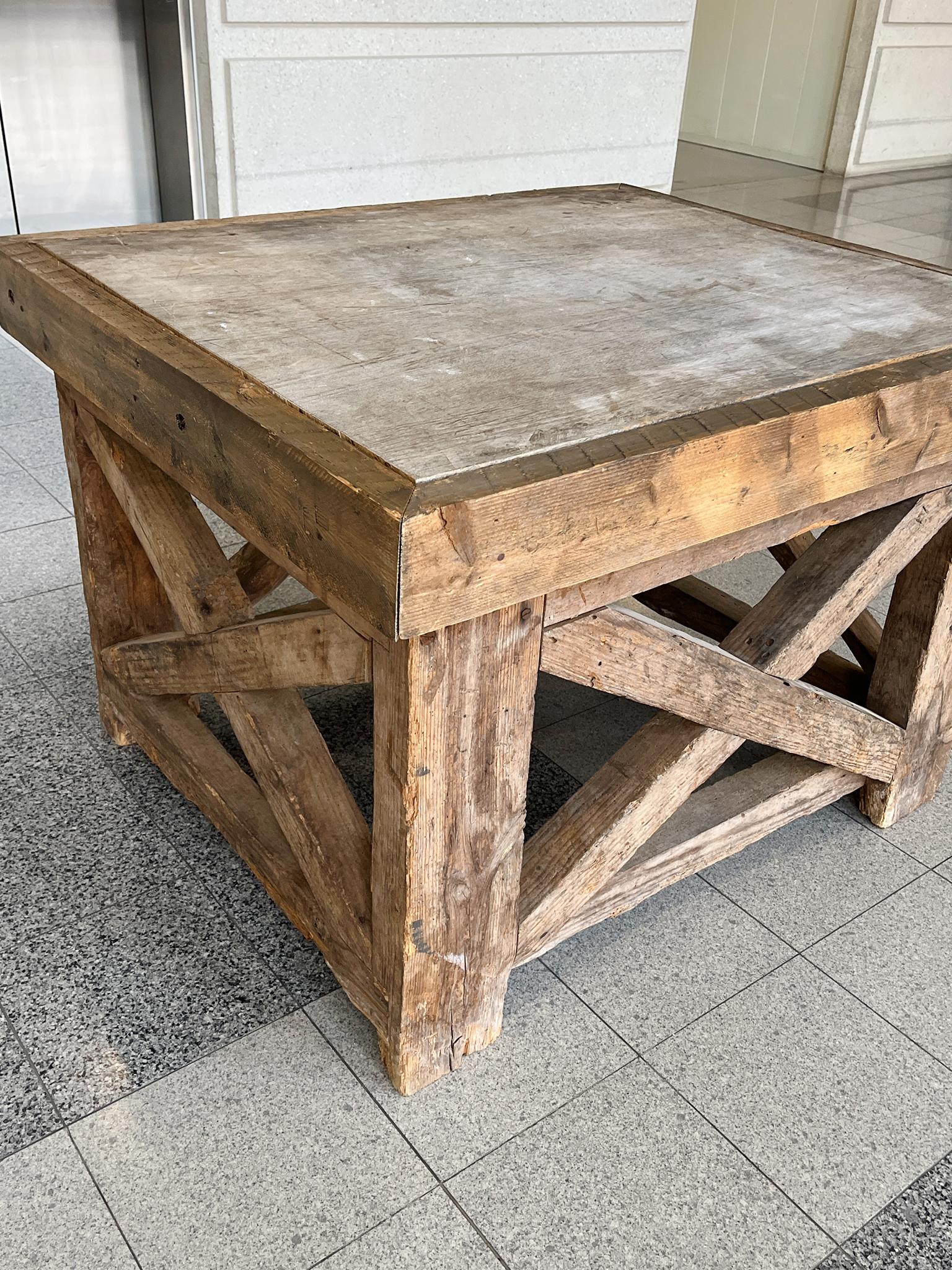 Socle rustique fabriqué à partir de poutres en pin et en bois de châtaignier anciens Bon état - En vente à New York, NY