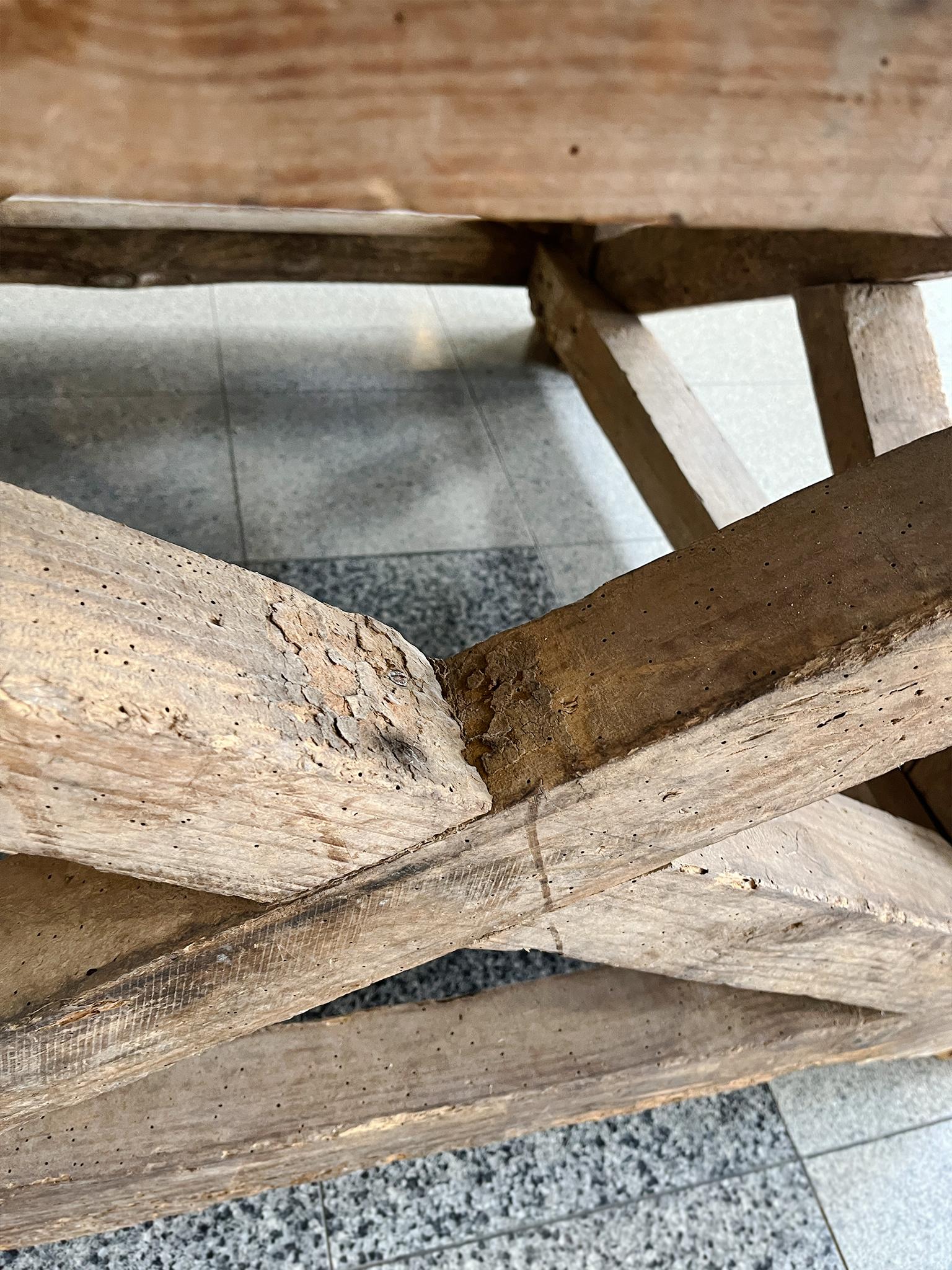 Socle rustique fabriqué à partir de poutres en pin et en bois de châtaignier anciens en vente 1