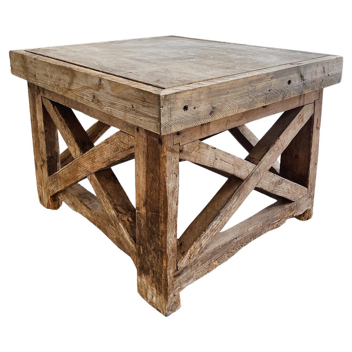 Socle rustique fabriqué à partir de poutres en pin et en bois de châtaignier anciens