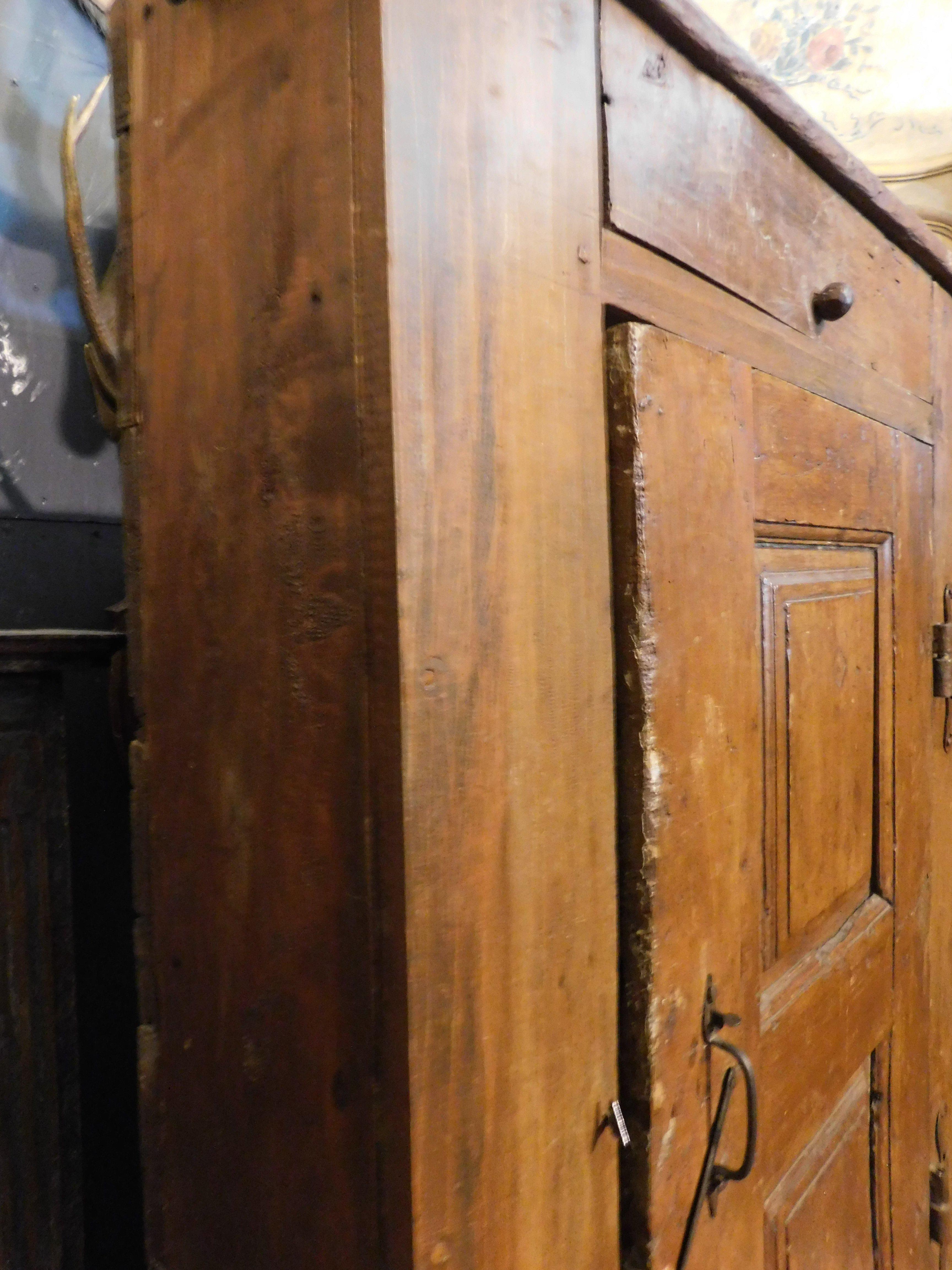 Armario rústico de madera de álamo, Italia en venta 4