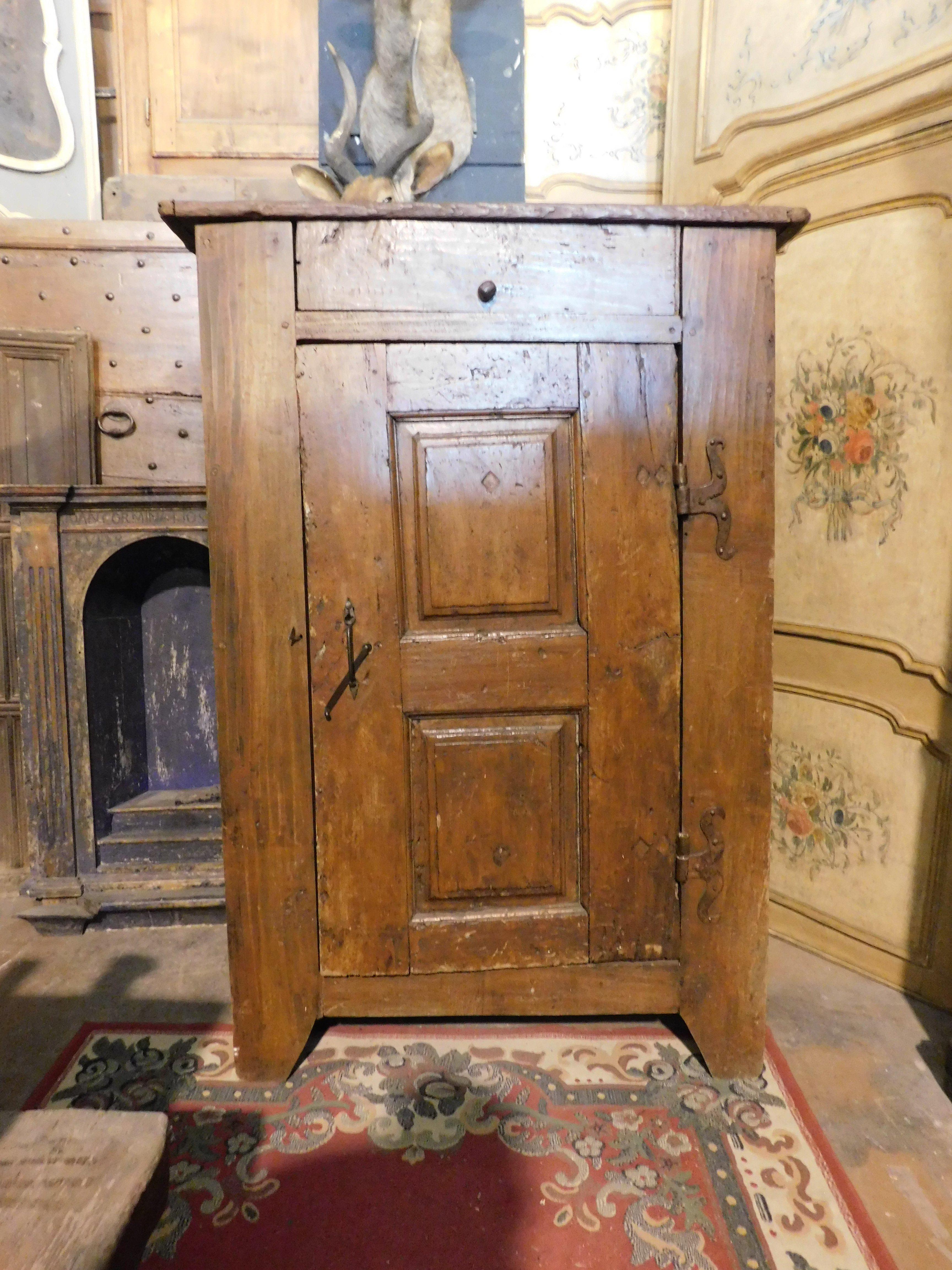 Armario rústico de madera de álamo, Italia Italiano en venta