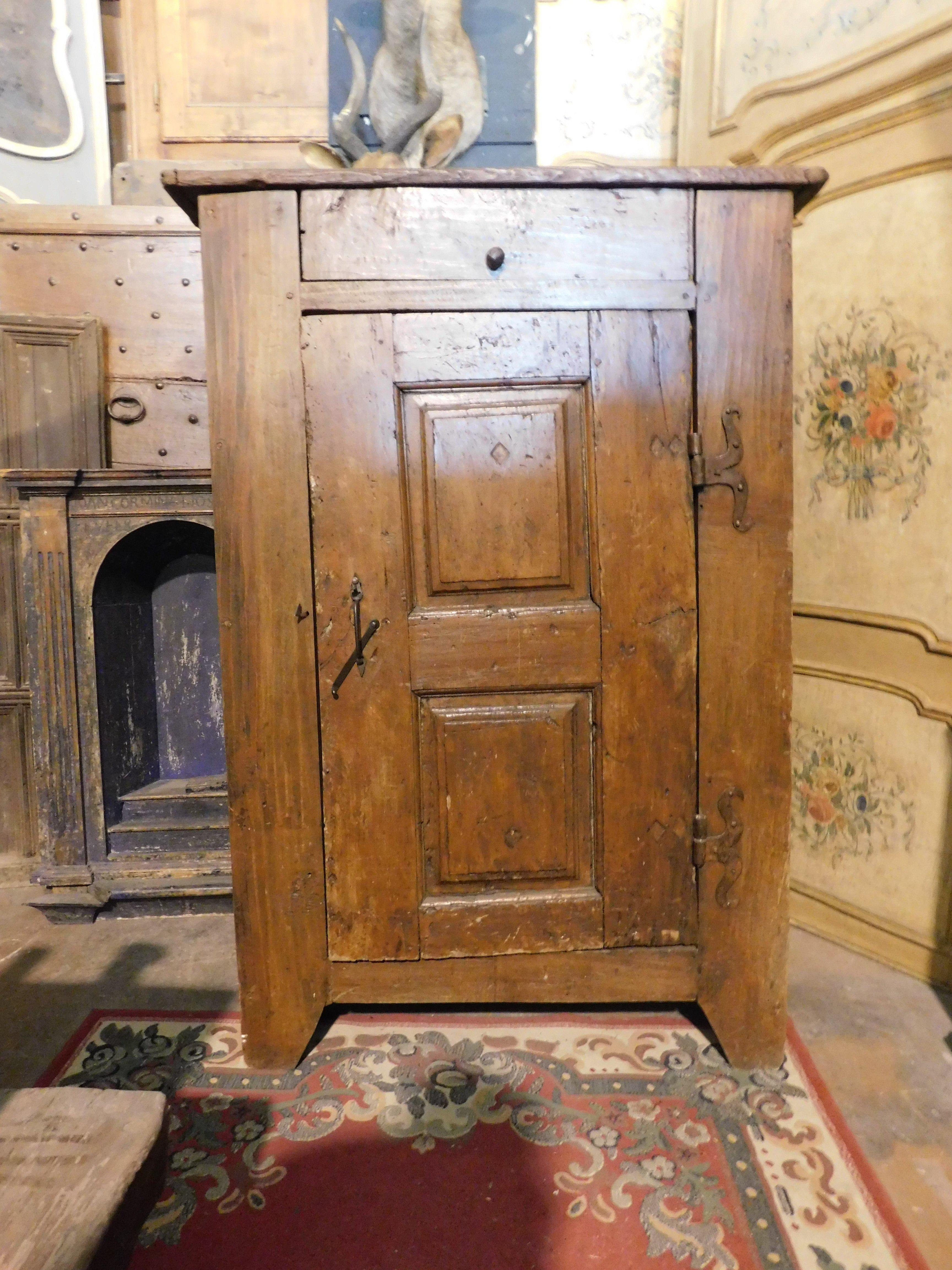 Armario rústico de madera de álamo, Italia en Bueno estado para la venta en Cuneo, Italy (CN)