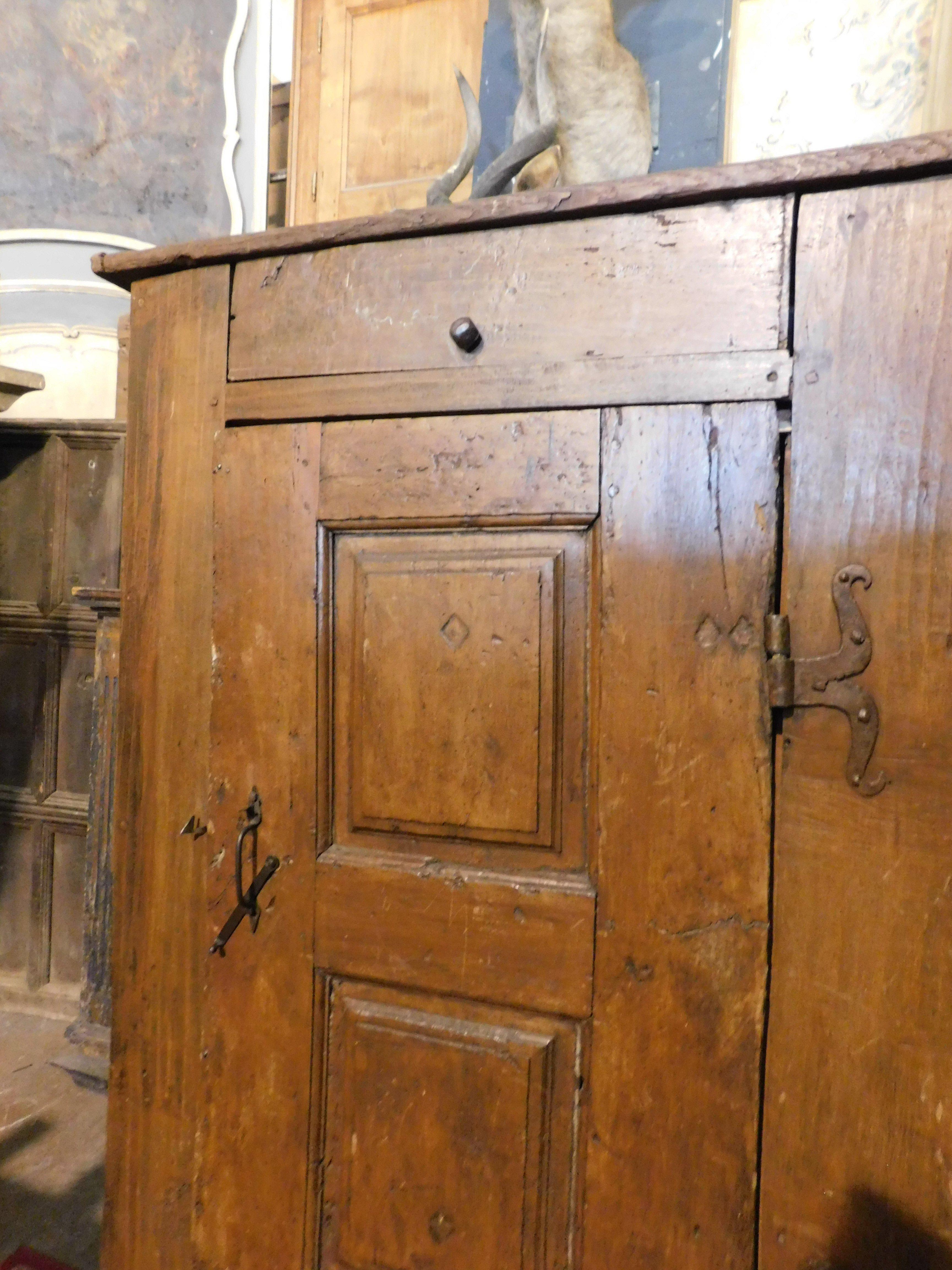 Armario rústico de madera de álamo, Italia siglo XIX en venta