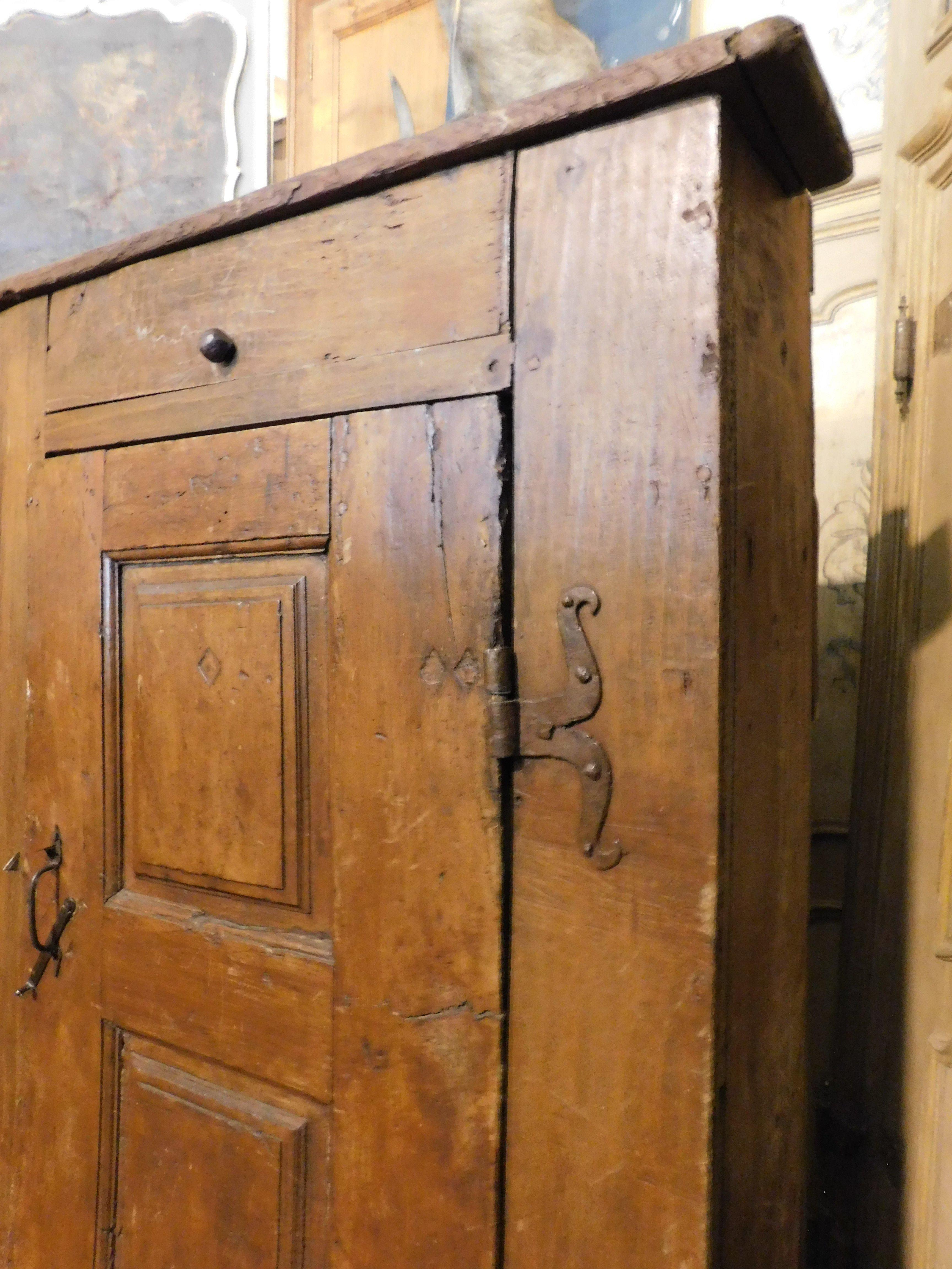 Armario rústico de madera de álamo, Italia en venta 1