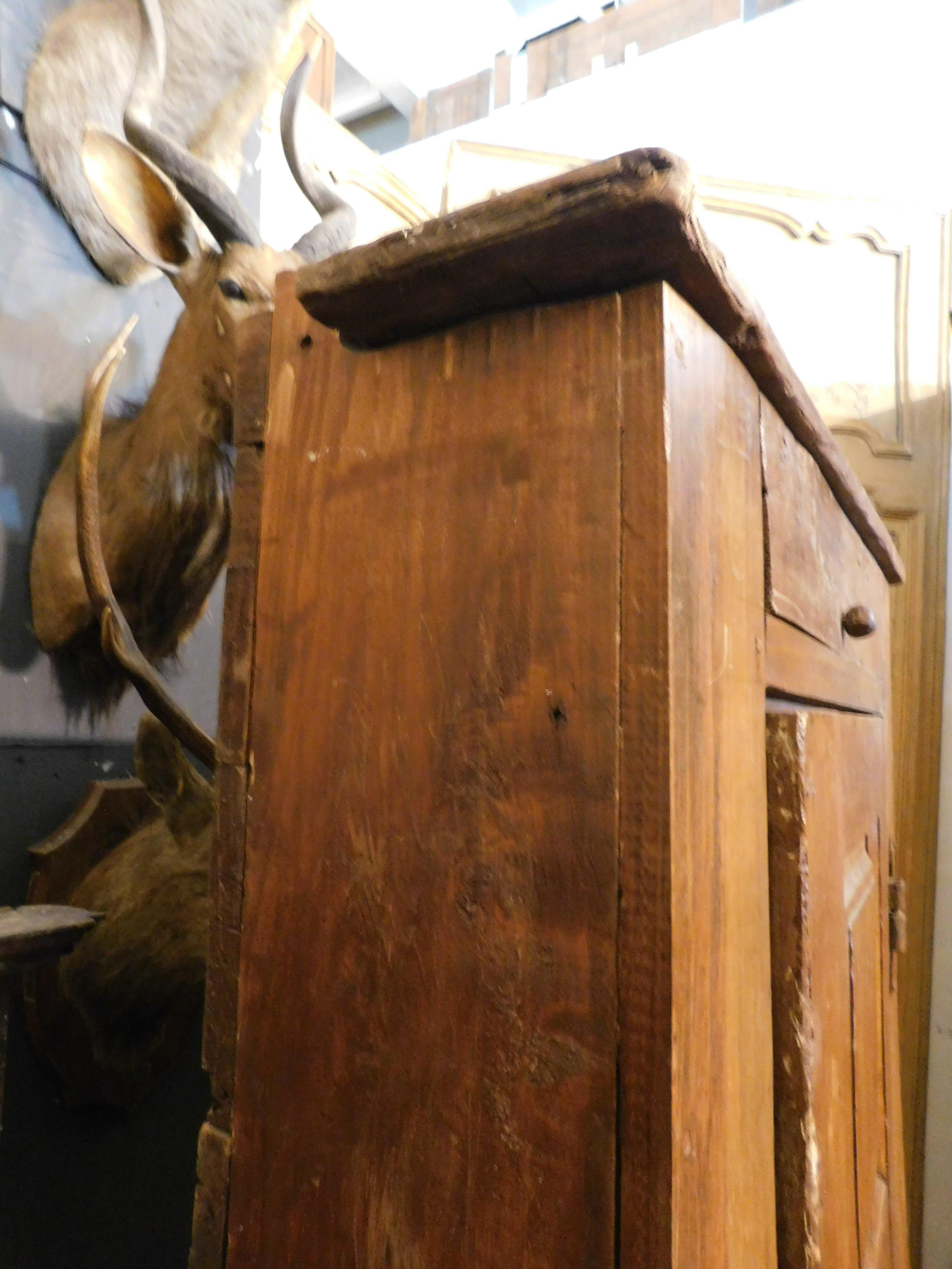 Armario rústico de madera de álamo, Italia en venta 2