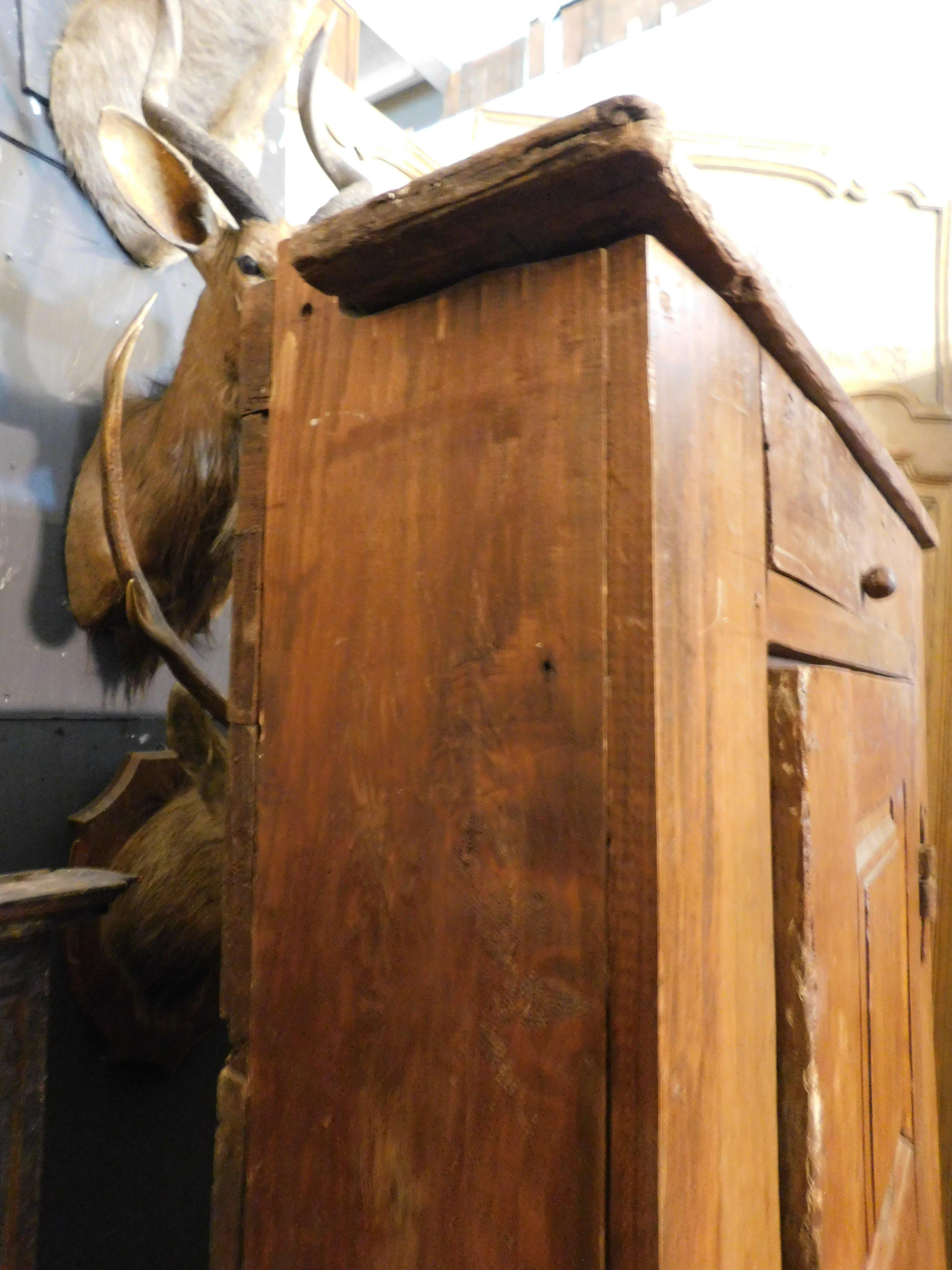 Armario rústico de madera de álamo, Italia en venta 3