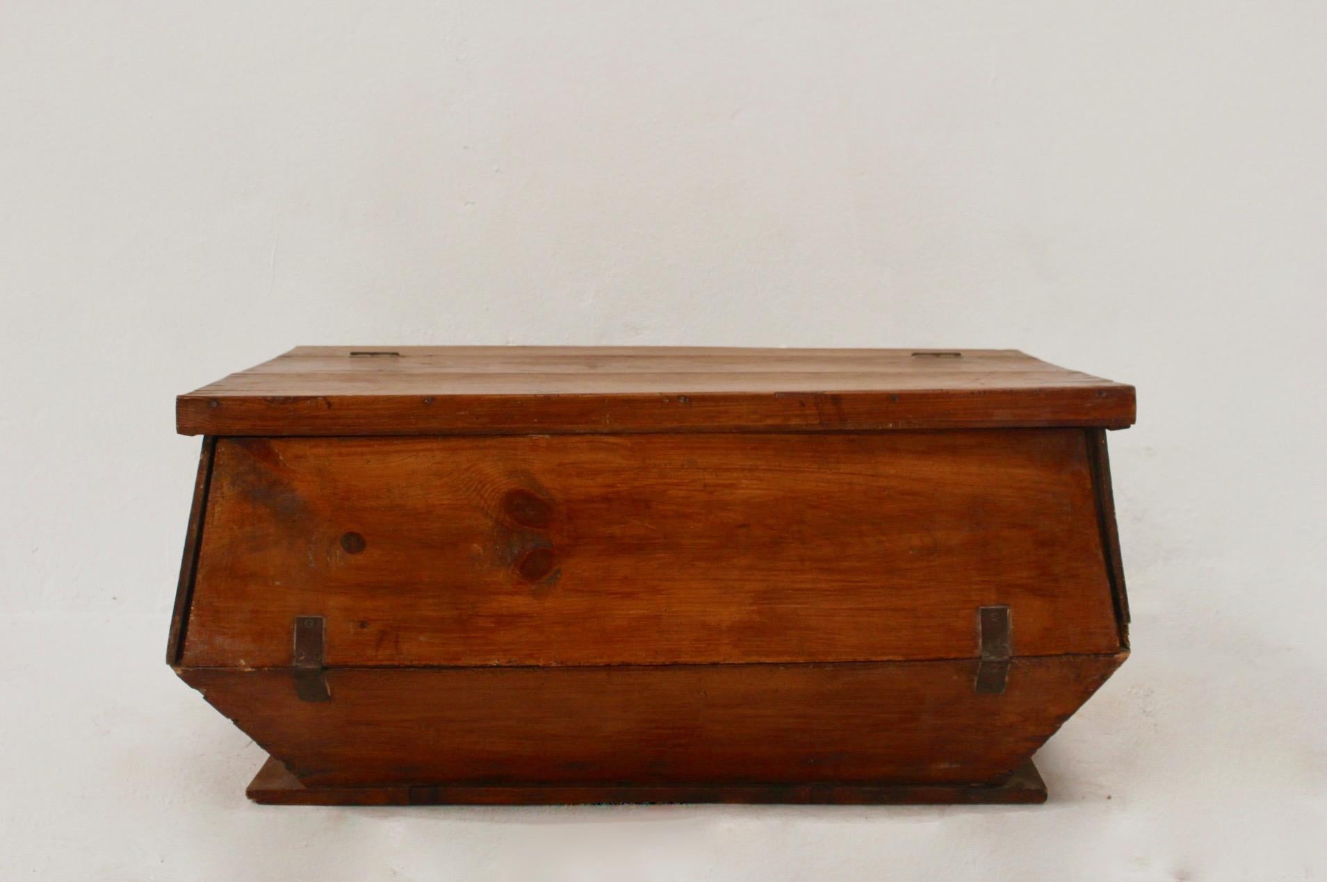 Rustic Popular Dough Box, Spain, 19th Century For Sale 11