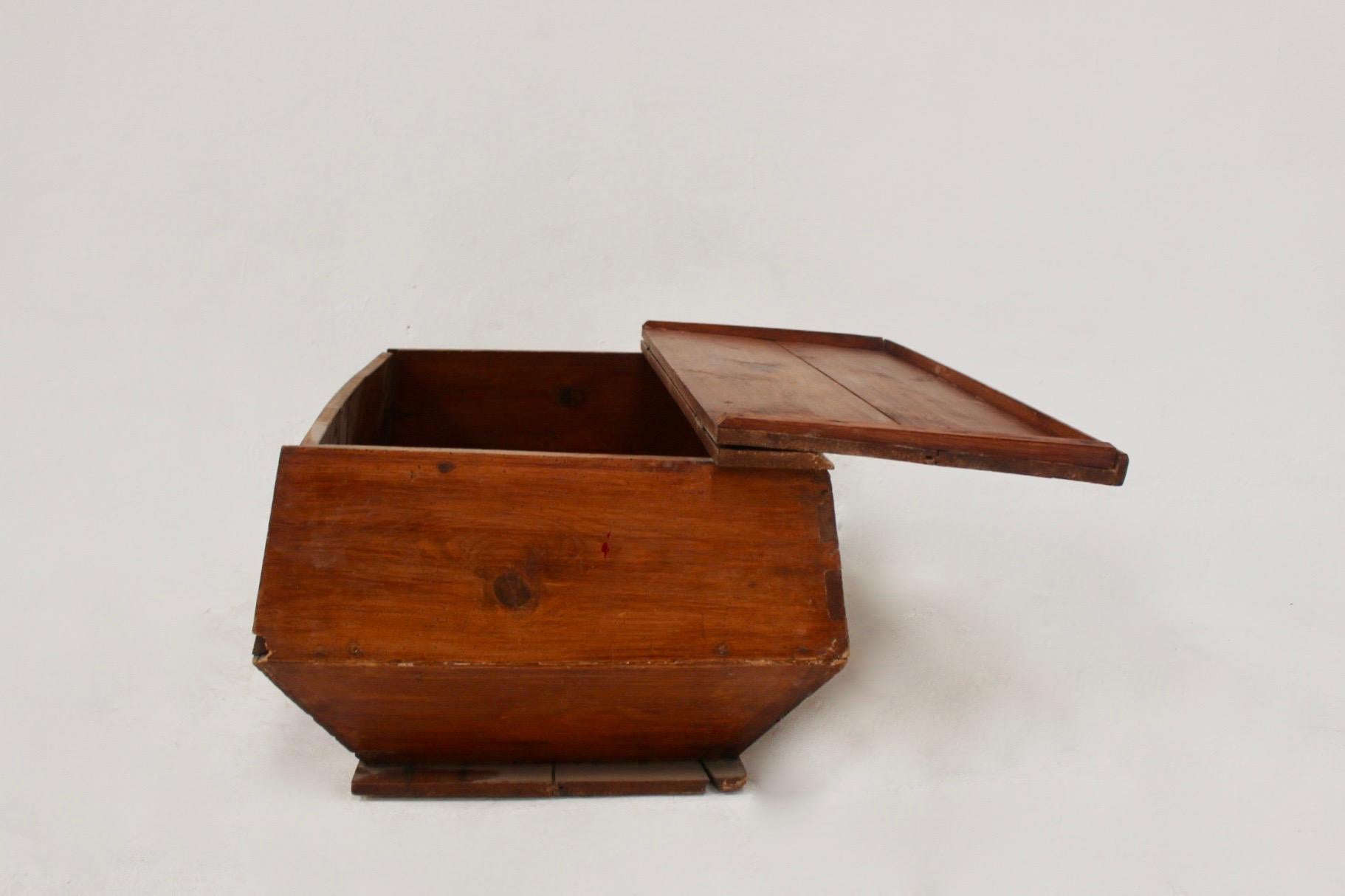 Rustic Popular Dough Box, Spain, 19th Century In Fair Condition For Sale In Valencia, Valencia