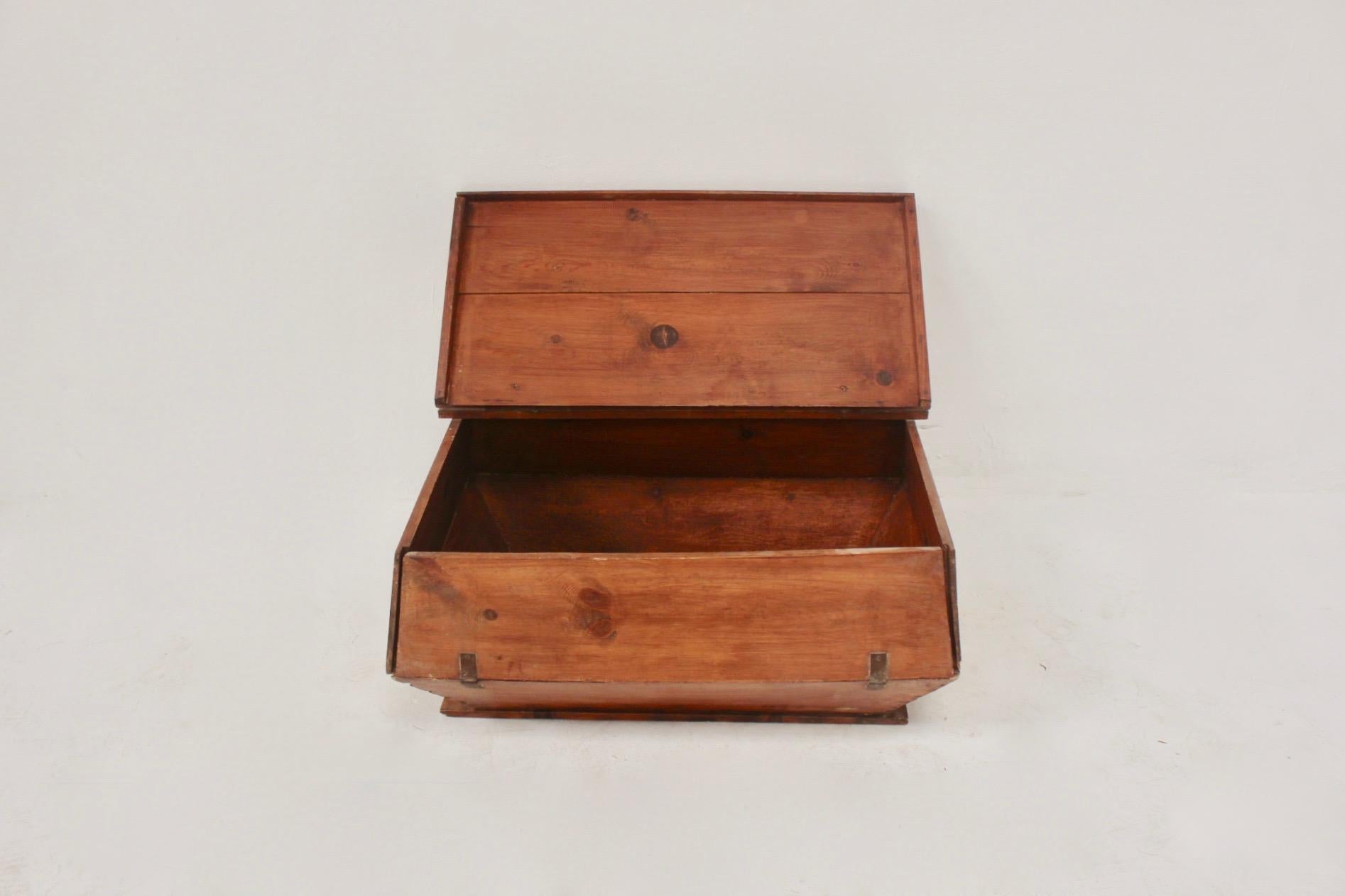 Rustic Popular Dough Box, Spain, 19th Century For Sale 2