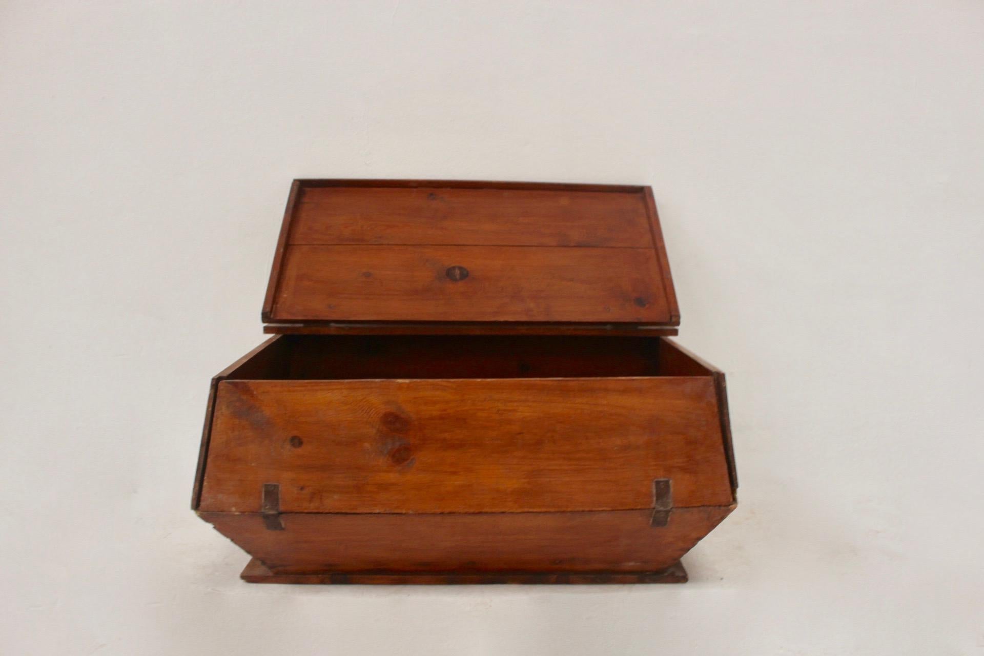Rustic Popular Dough Box, Spain, 19th Century For Sale 3