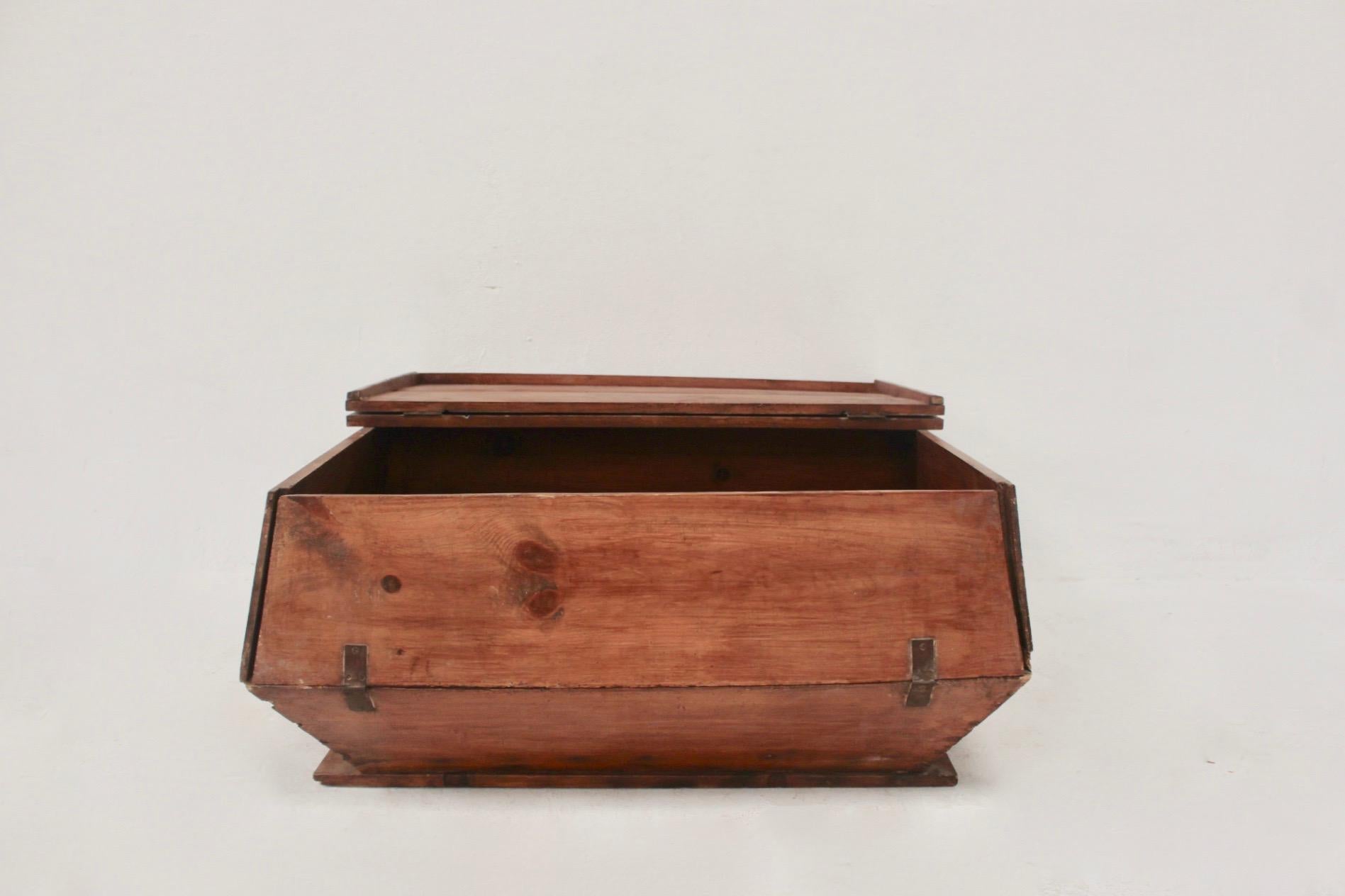 Rustic Popular Dough Box, Spain, 19th Century For Sale 4