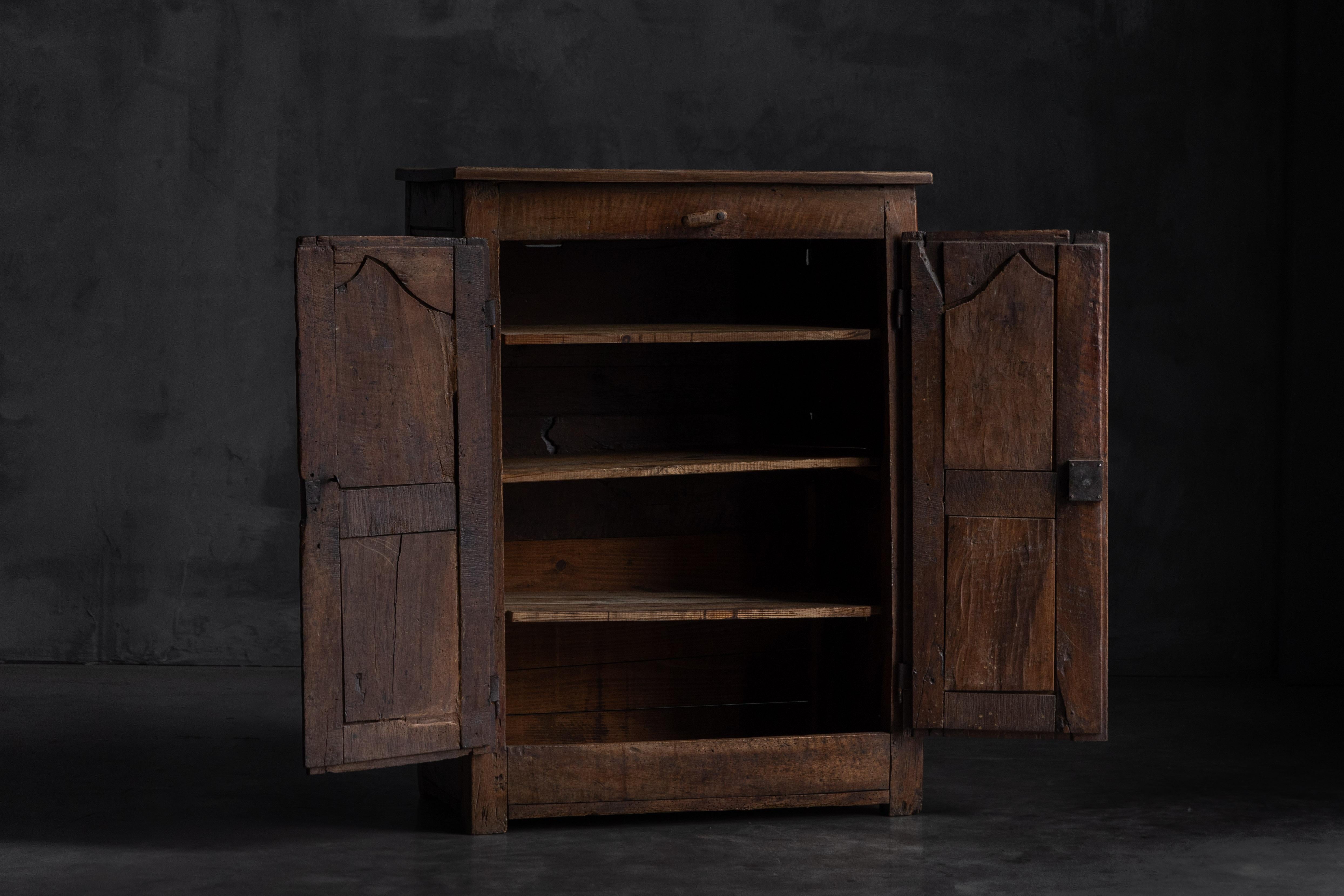 Questo mobile rustico dona calore, consistenza e un senso di storia tranquilla a qualsiasi spazio. L'armadio è dotato di due splendide ante invecchiate, impreziosite da pannelli intagliati che aggiungono un tocco di artigianato tradizionale.
