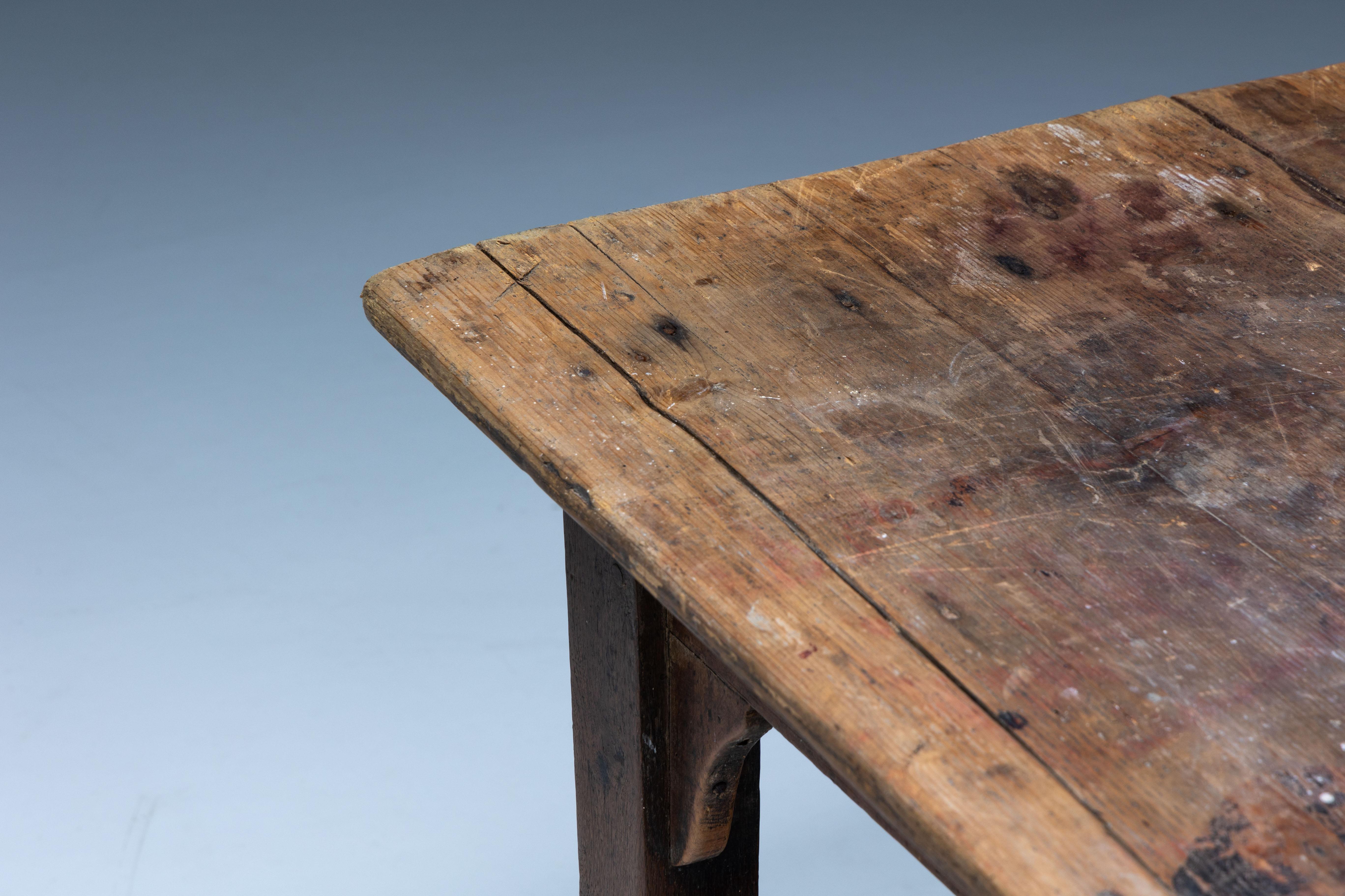 Table à manger de ferme rustique, France, 19ème siècle en vente 5