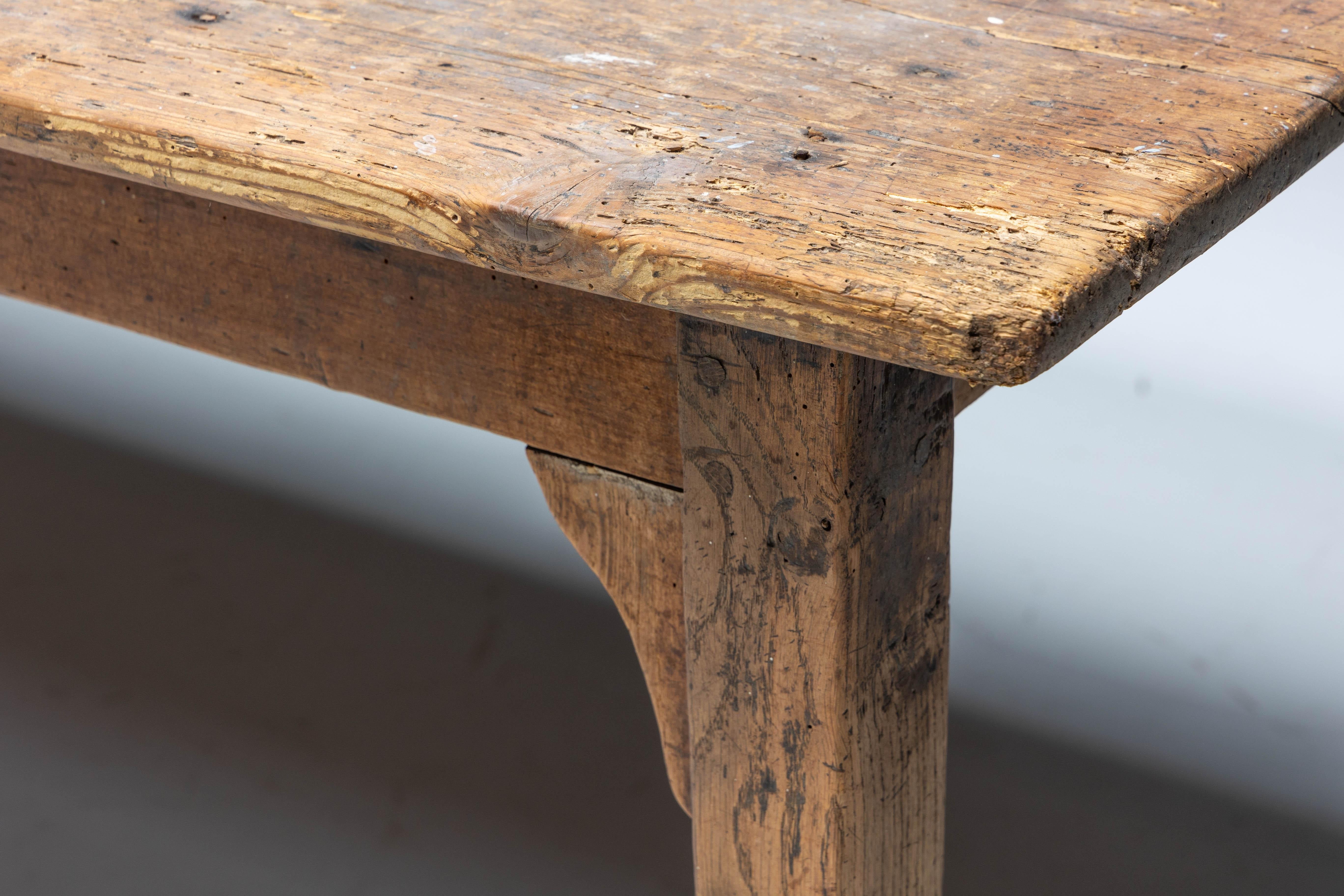 Table à manger de ferme rustique, France, 19ème siècle en vente 6