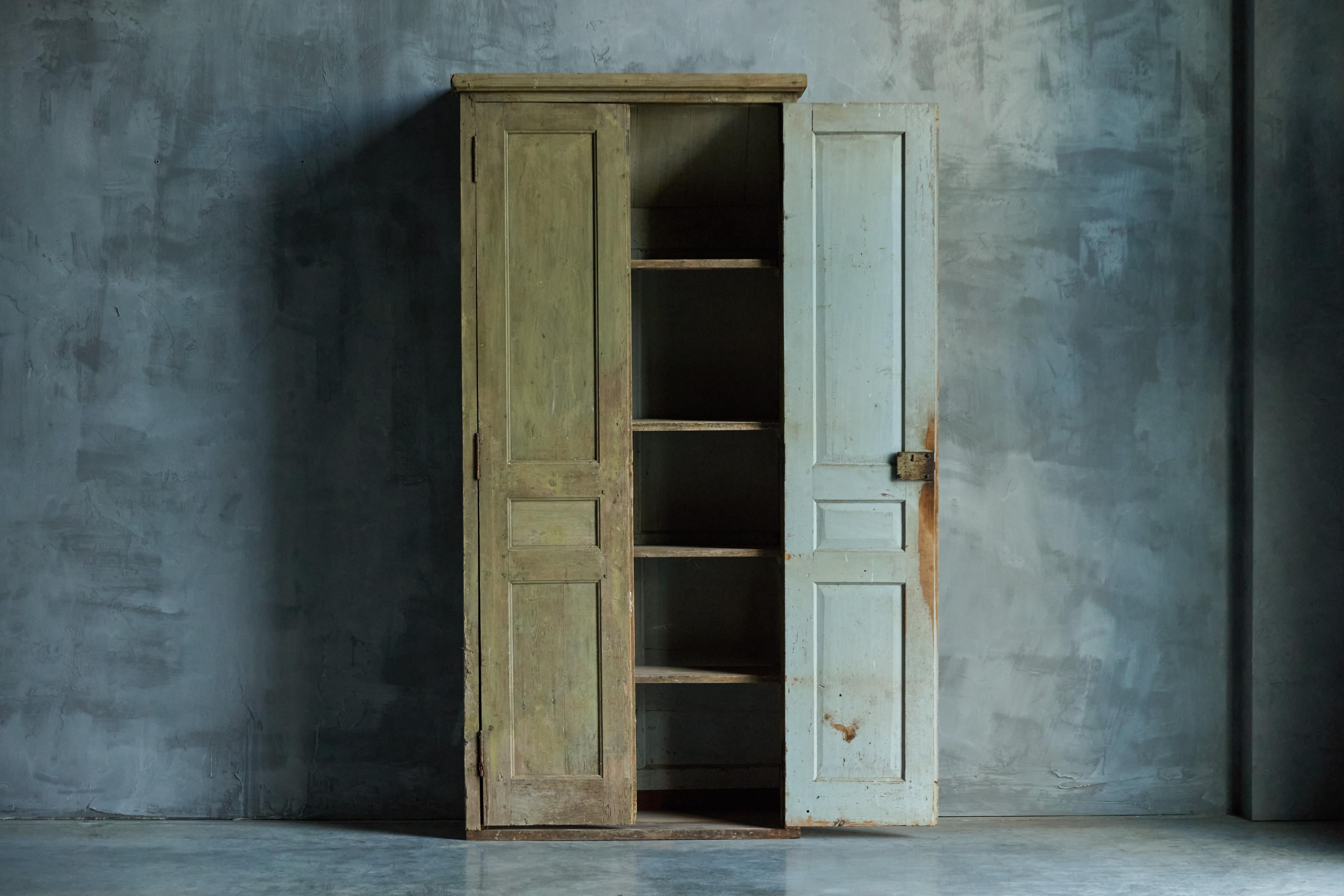 Cabinet rustique vert, France, 19e siècle en vente 9