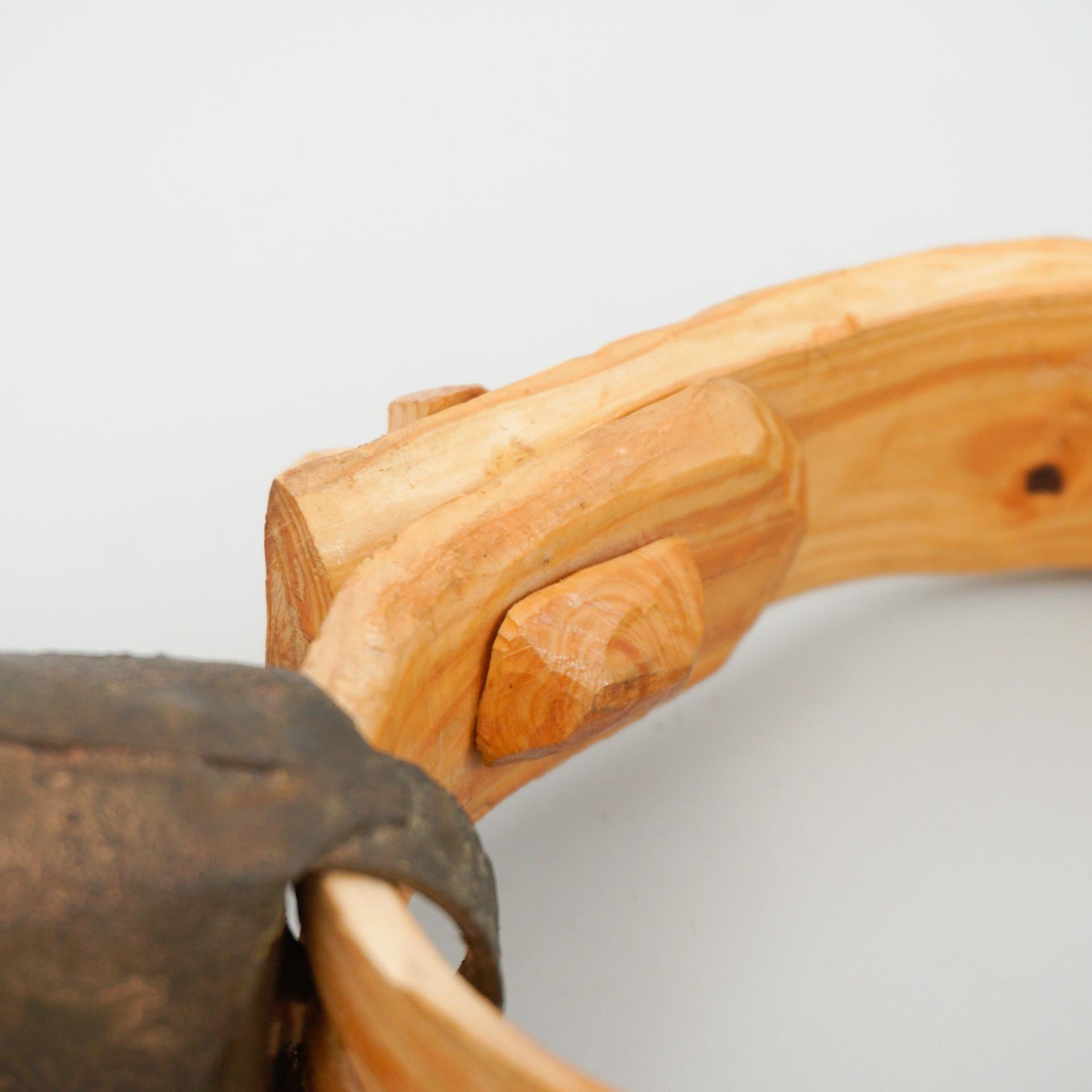Cloche de chèvre rustique primitive sculptée à la main, circa 1950 en vente 3