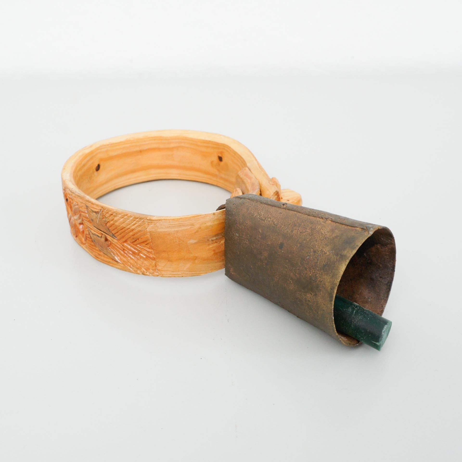Cloche de chèvre rustique primitive sculptée à la main, circa 1950    Fabriqué en France.    En état d'origine avec une légère usure due à l'âge et à l'utilisation.