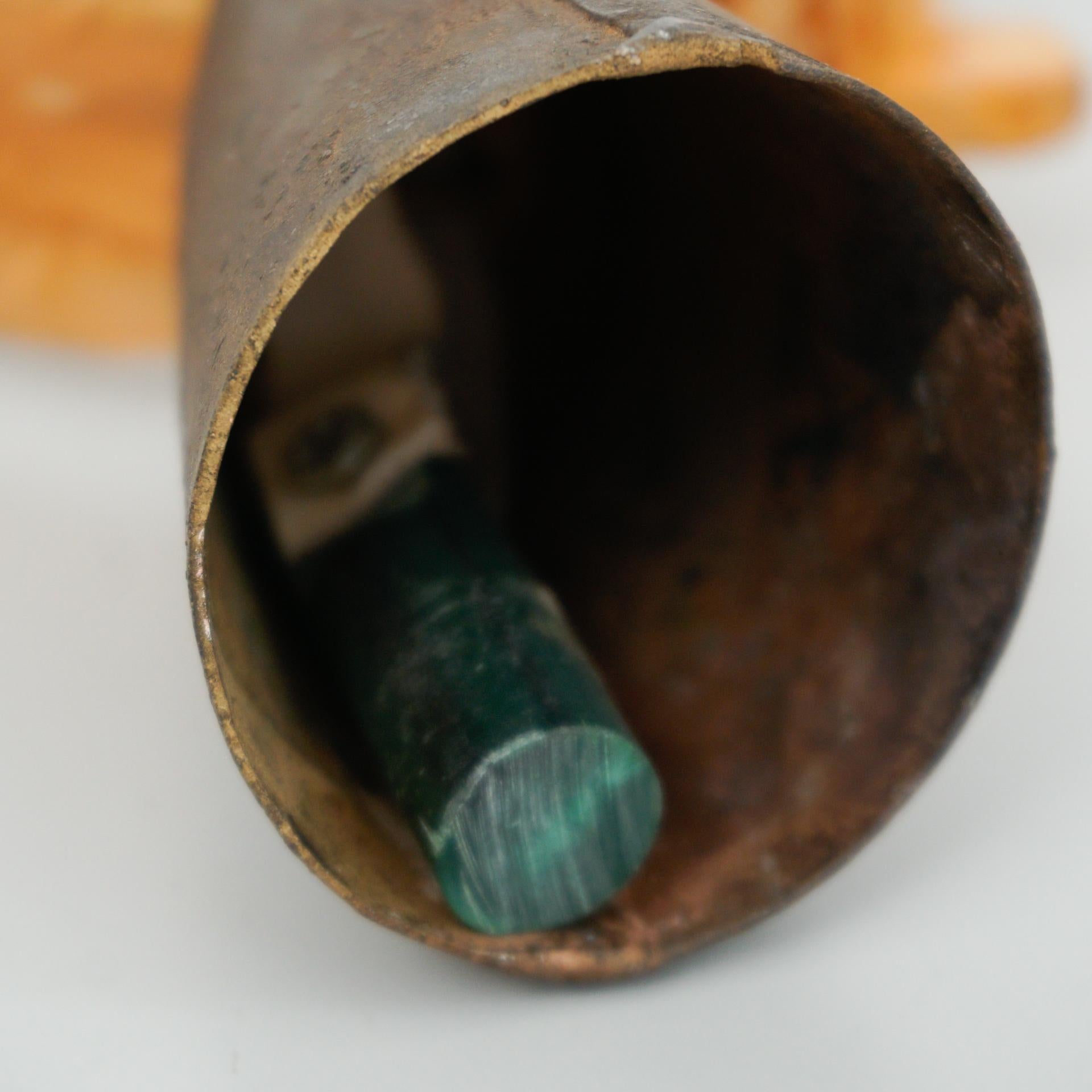 Français Cloche de chèvre rustique primitive sculptée à la main, circa 1950 en vente