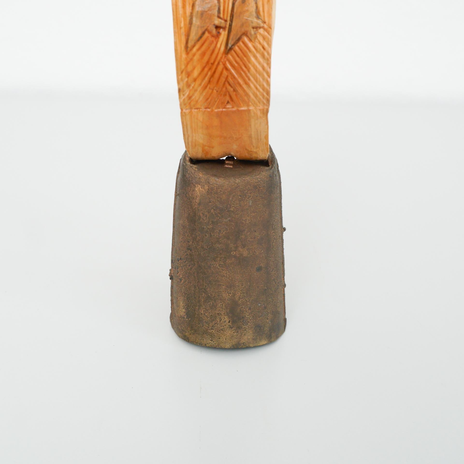 Cloche de chèvre rustique primitive sculptée à la main, circa 1950 Bon état - En vente à Barcelona, ES