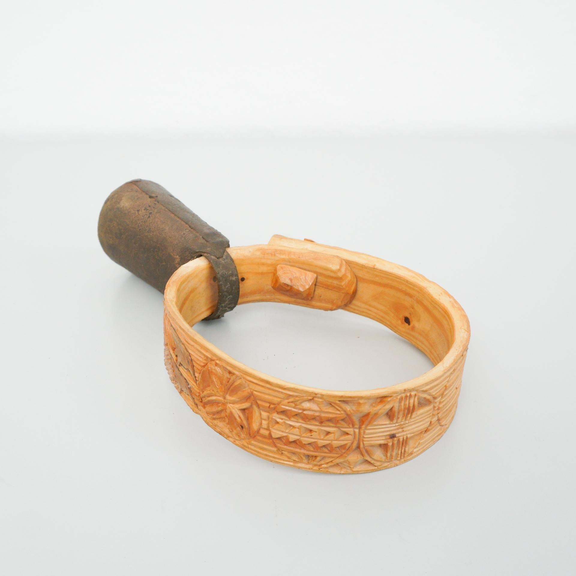 Milieu du XXe siècle Cloche de chèvre rustique primitive sculptée à la main, circa 1950 en vente