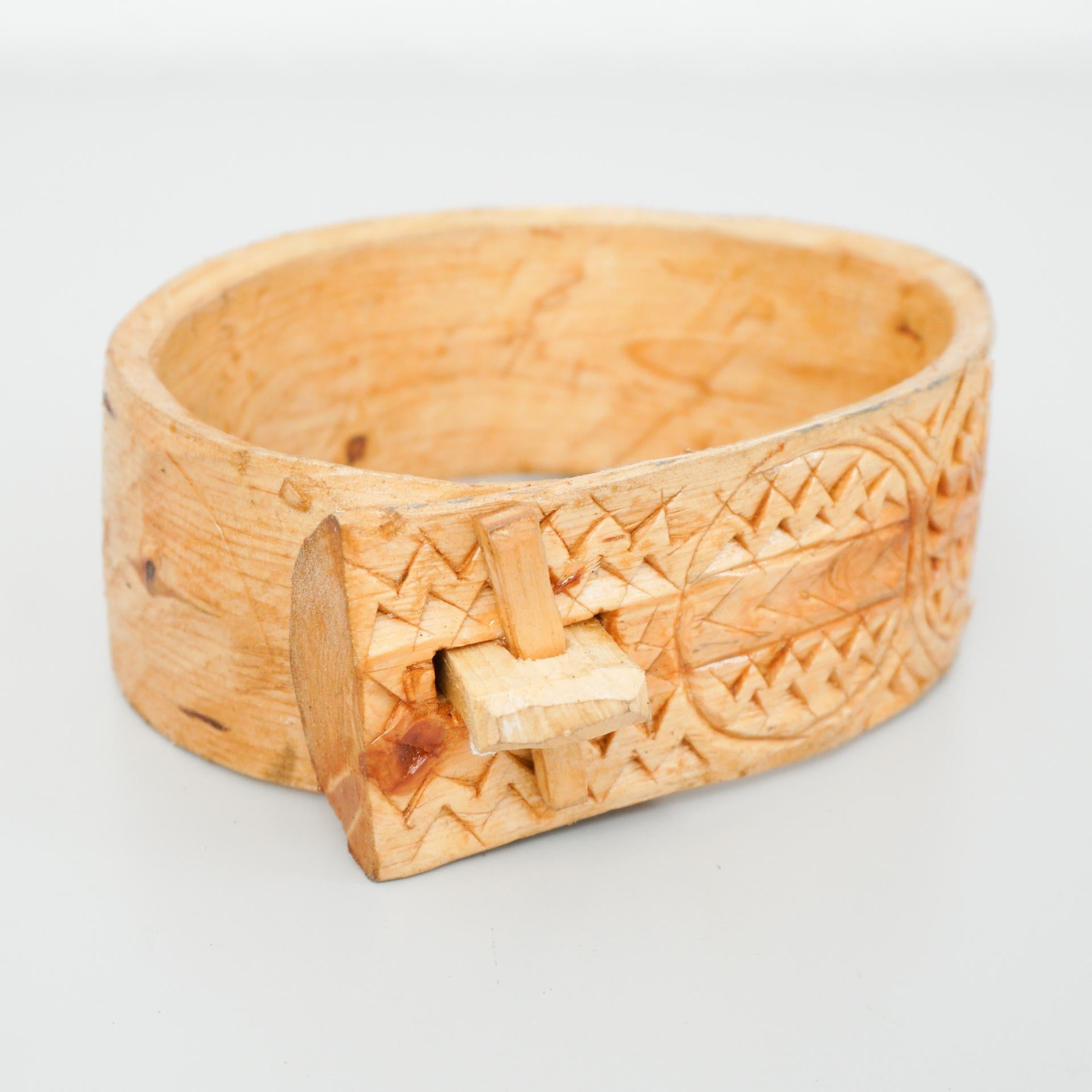 Bois Cloche de chèvre rustique primitive sculptée à la main, circa 1950 en vente