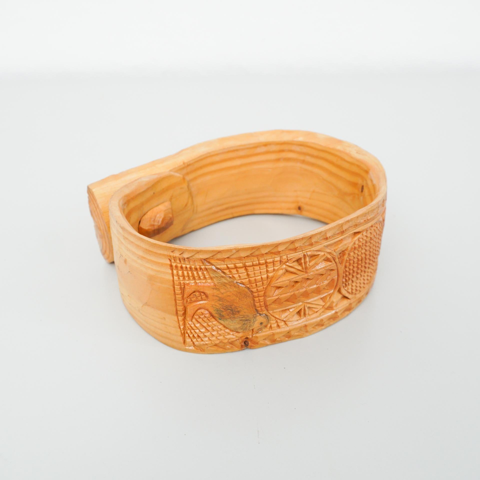 Bois Cloche de chèvre rustique primitive sculptée à la main, circa 1950 en vente