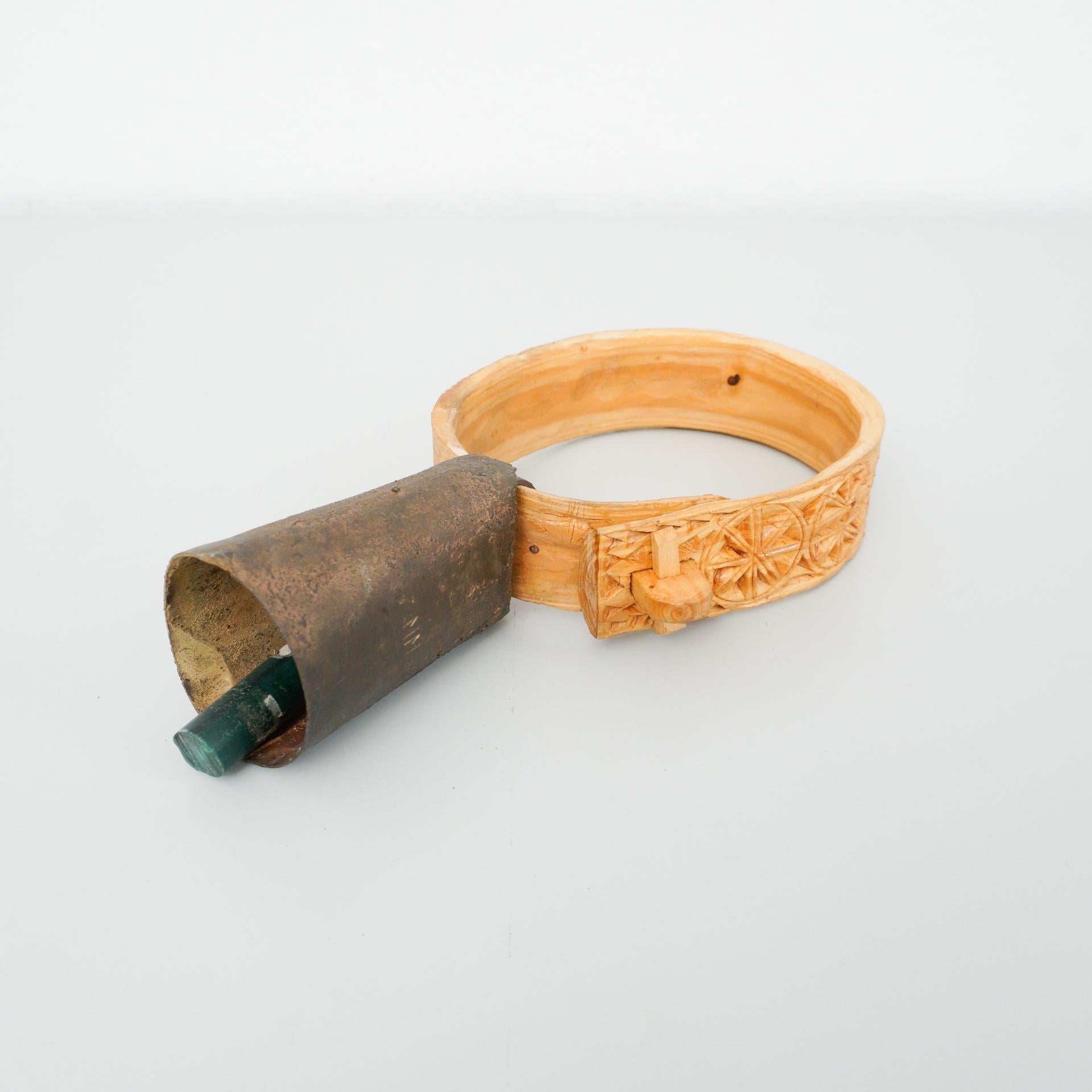 Cloche de chèvre rustique primitive sculptée à la main, circa 1950 en vente 2