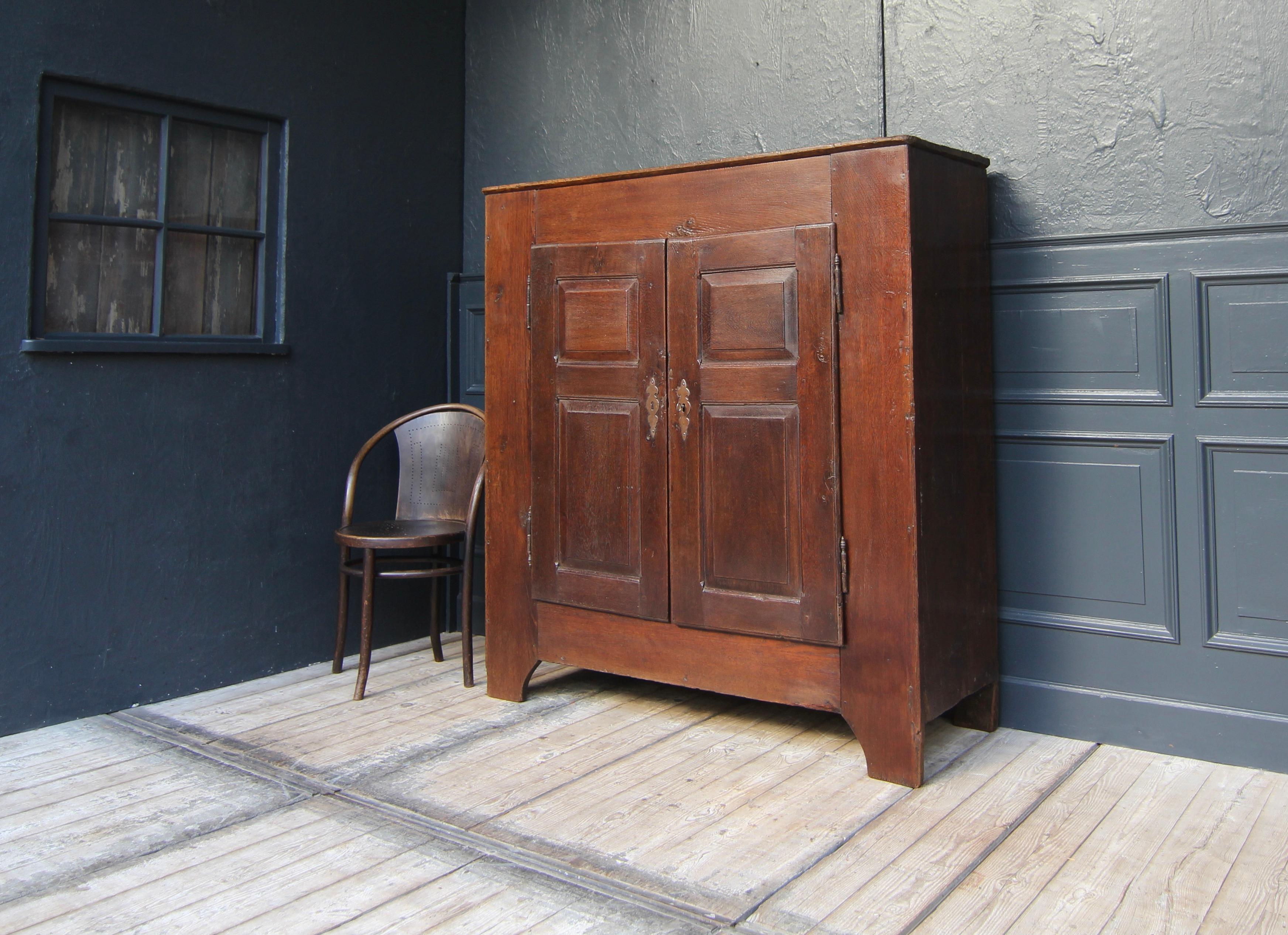 Original provincial cupboard from the late 18th century or early 19th century. Belgium/ Northern France. Solidly crafted in oak wood.

This authentic primitive piece of furniture is characterised by its purist design in combination with traditional