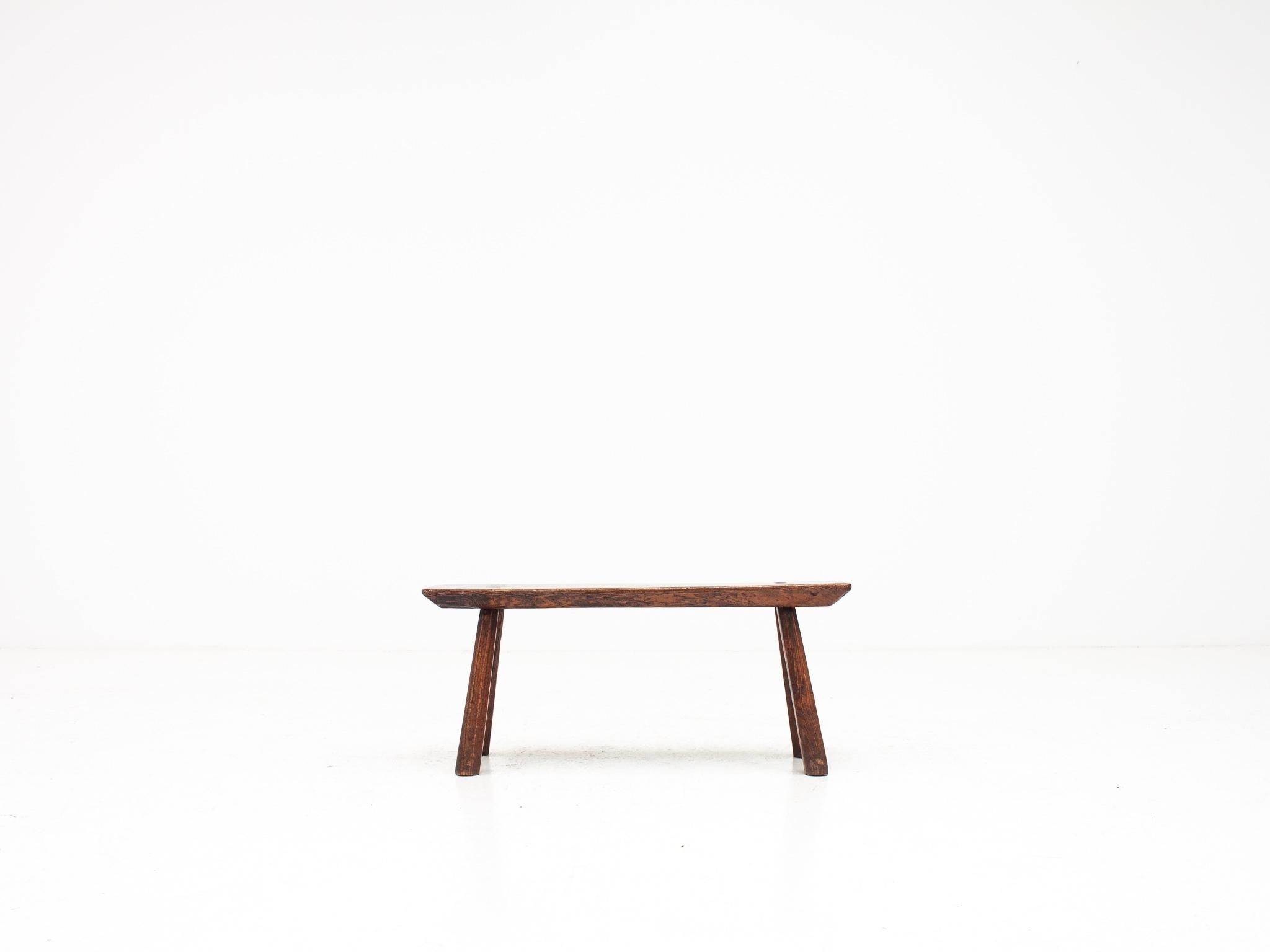Rustique, Primitif, Wabi Sabi, Antique, Naive Banc/Table Vintage, Angleterre, c19th Century.

Un banc rustique qui peut également servir de table d'appoint ou de table à café.  Posée sur quatre pieds chanfreinés et évasés, cette pièce en orme est