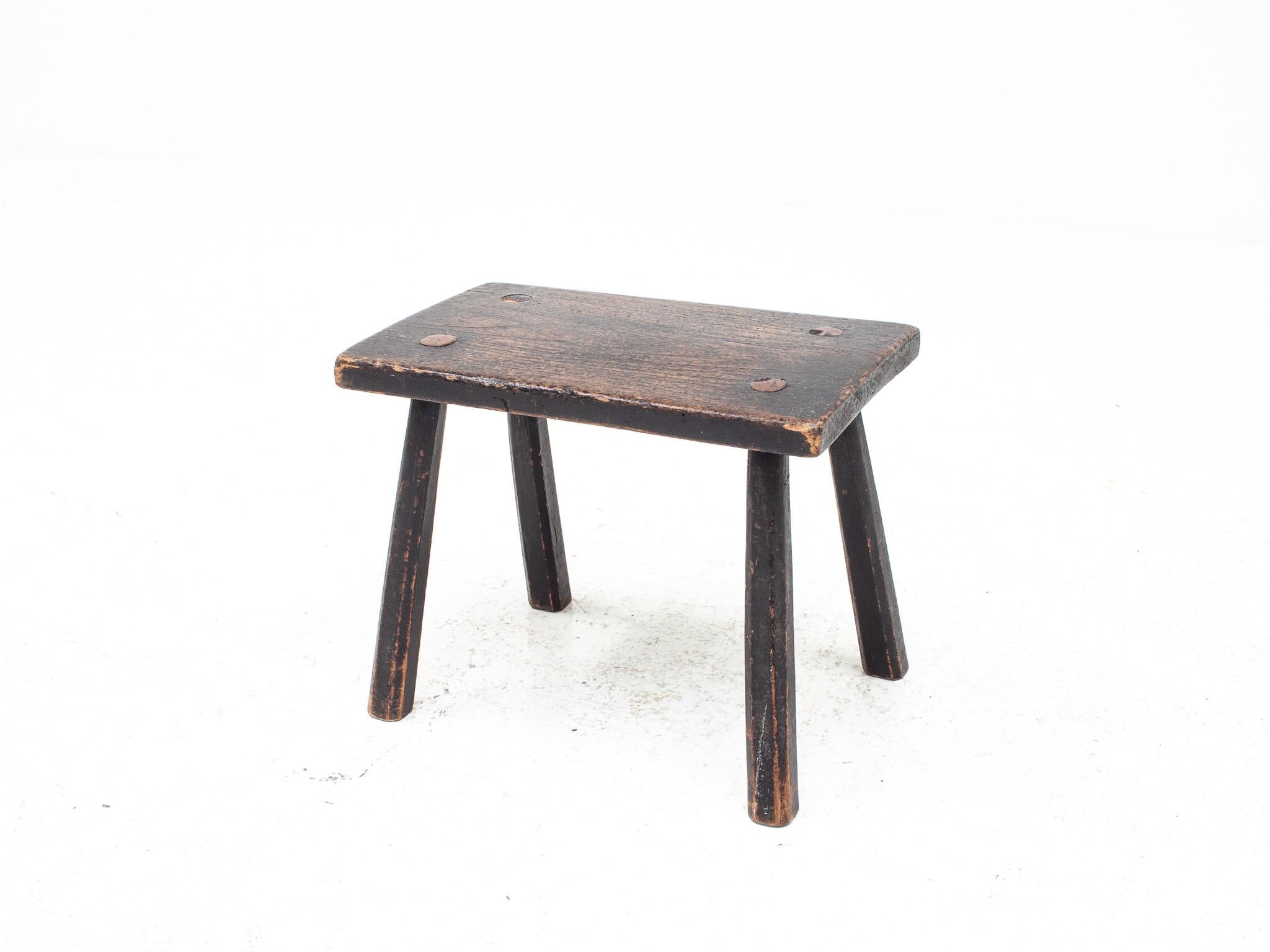 Sgabello/Tavolo rustico, primitivo, Wabi Sabi, antico, ingenuo, Inghilterra, XIX secolo circa.

Uno sgabello rustico che può fungere anche da tavolino.  Poggiato su quattro gambe strombate e smussate e realizzato in olmo, il pezzo ha una grande