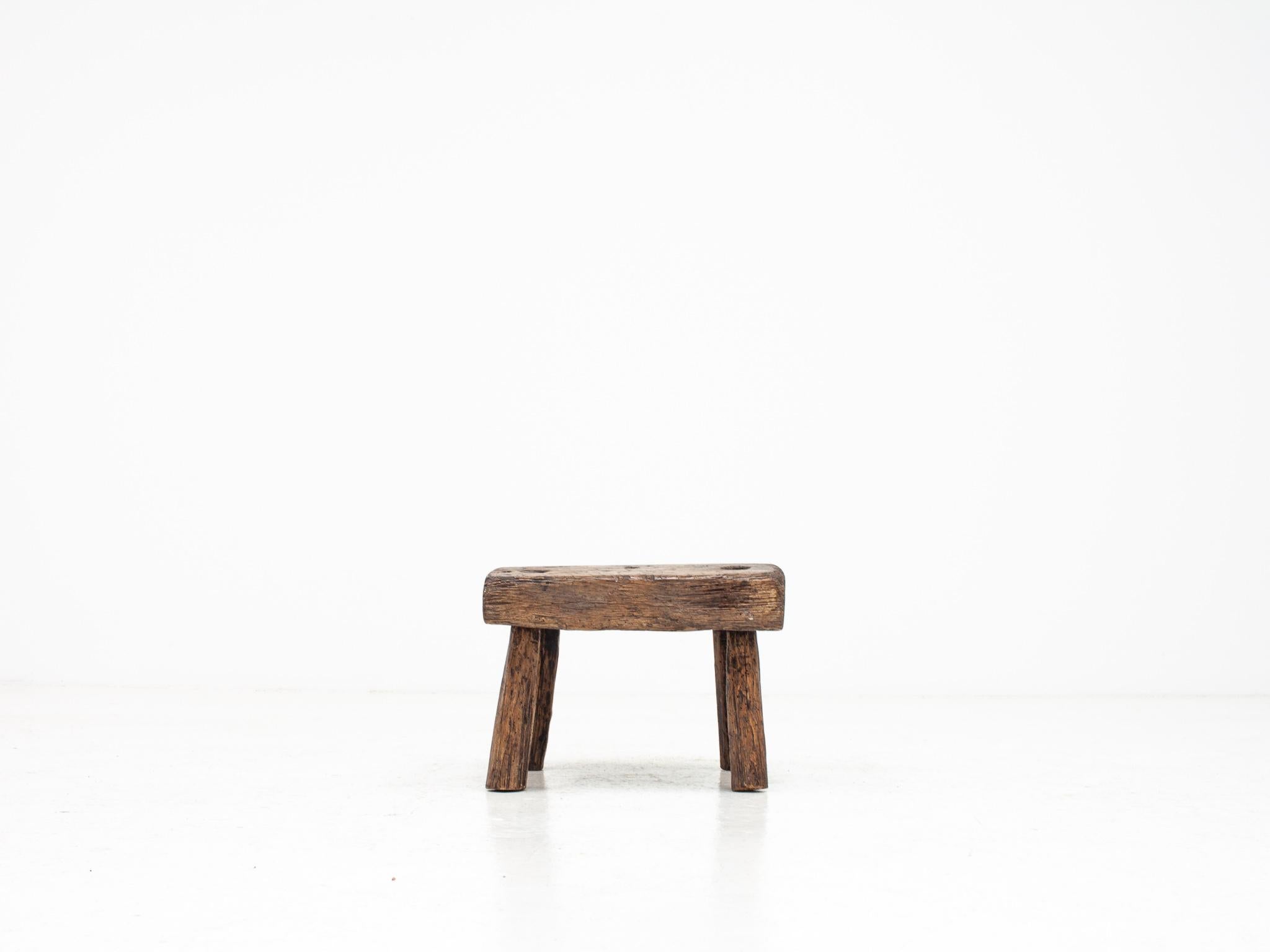 Rústico, Primitivo, Wabi Sabi, Antiguo, Ingenuo Taburete/Mesa Vintage, Inglaterra c1900s

Un pequeño taburete rústico que también serviría como mesa auxiliar/de café.  Asentada sobre cuatro patas biseladas y abocinadas, esta pieza de roble tiene una