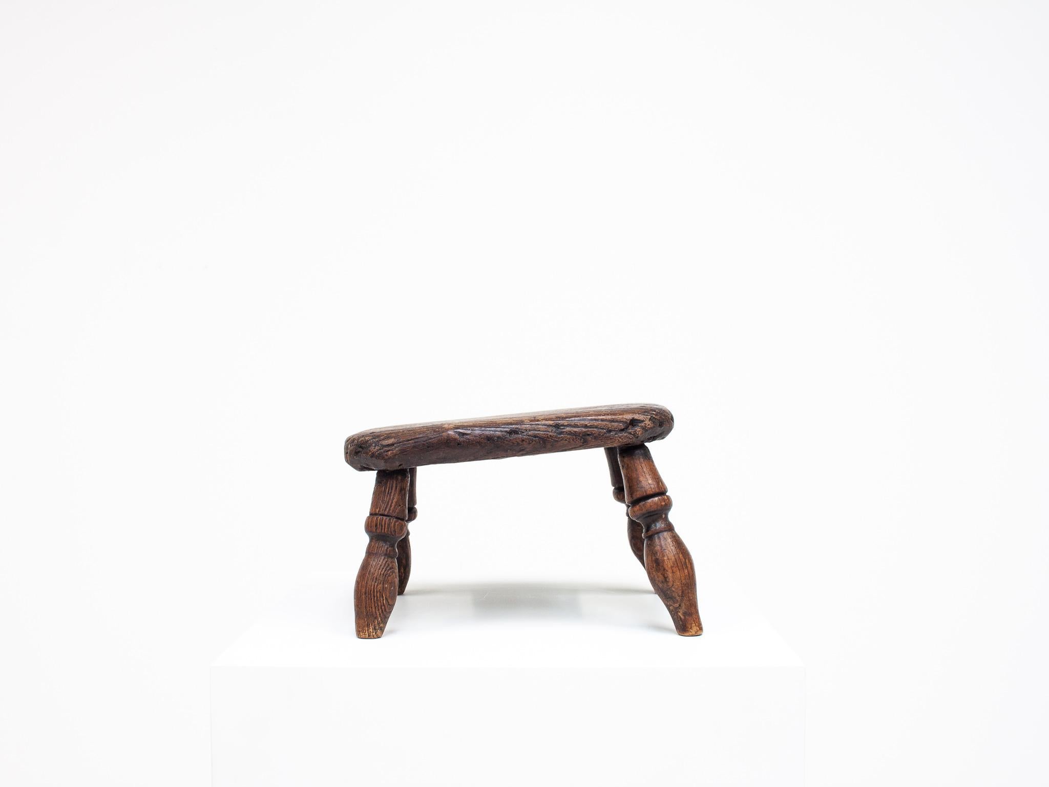 Sgabello/Tavolo rustico, primitivo, Wabi Sabi, antico, ingenuo, Inghilterra, XIX secolo circa.

Un piccolo sgabello rustico che può fungere anche da tavolino.  Poggiato su quattro gambe tornite e strombate, è realizzato in Oak con un'evidente