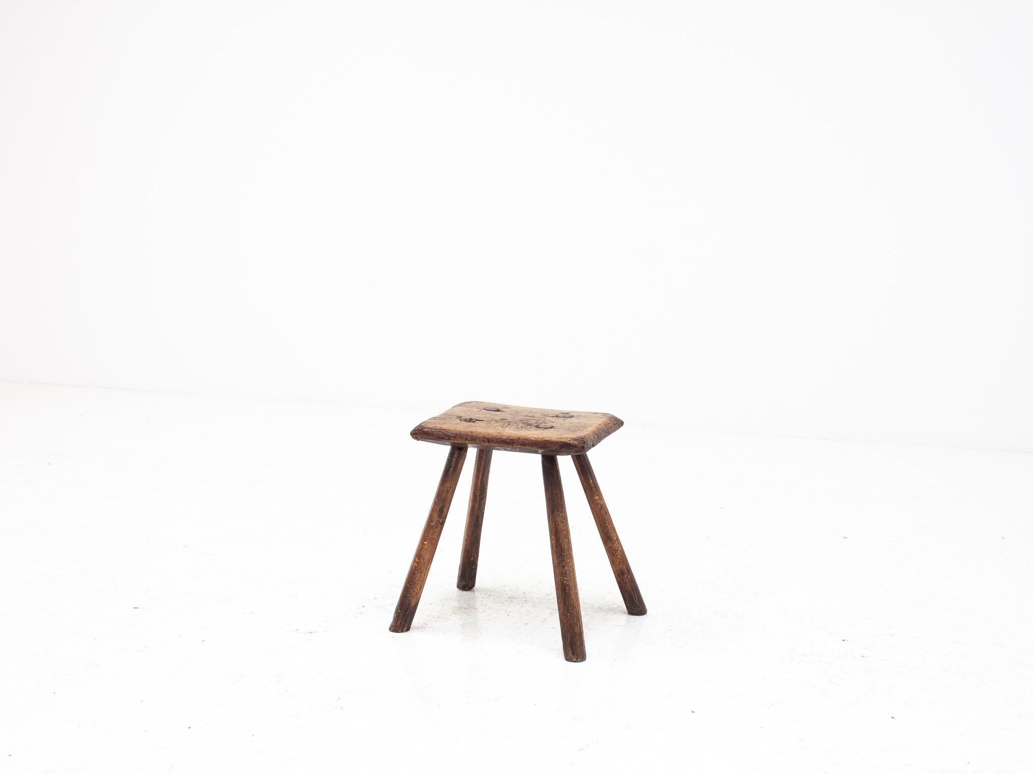 Sgabello/Tavolo rustico, primitivo, Wabi Sabi, antico, ingenuo, Inghilterra, XIX secolo circa.

Uno sgabello rustico che può fungere anche da tavolino.  Poggiato su quattro gambe strombate e smussate e realizzato in olmo, il pezzo ha una grande