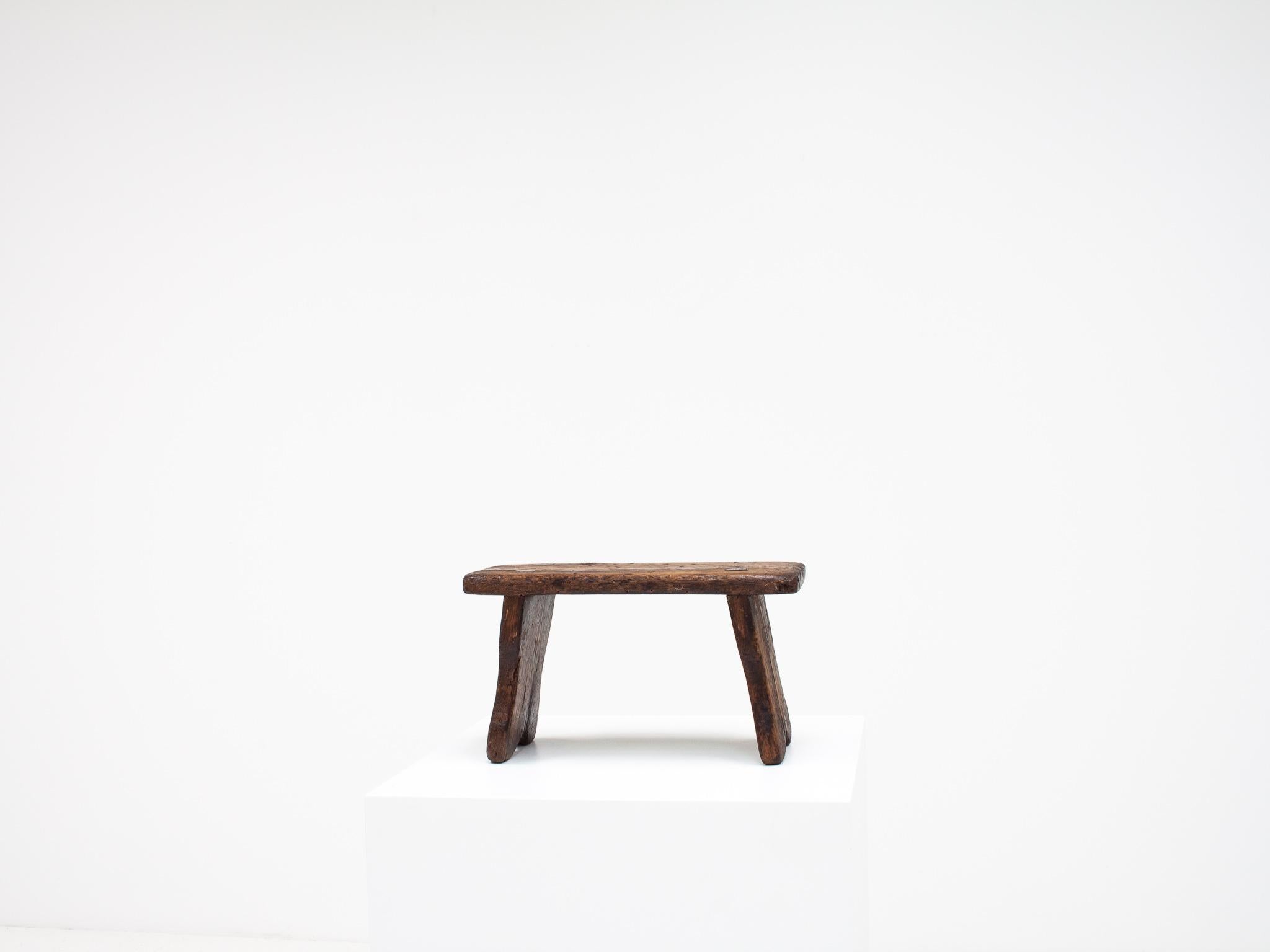 Rustikaler, primitiver, Wabi Sabi, antiker, naiver Vintage-Hocker/Tisch, England um 1900 (Englisch) im Angebot