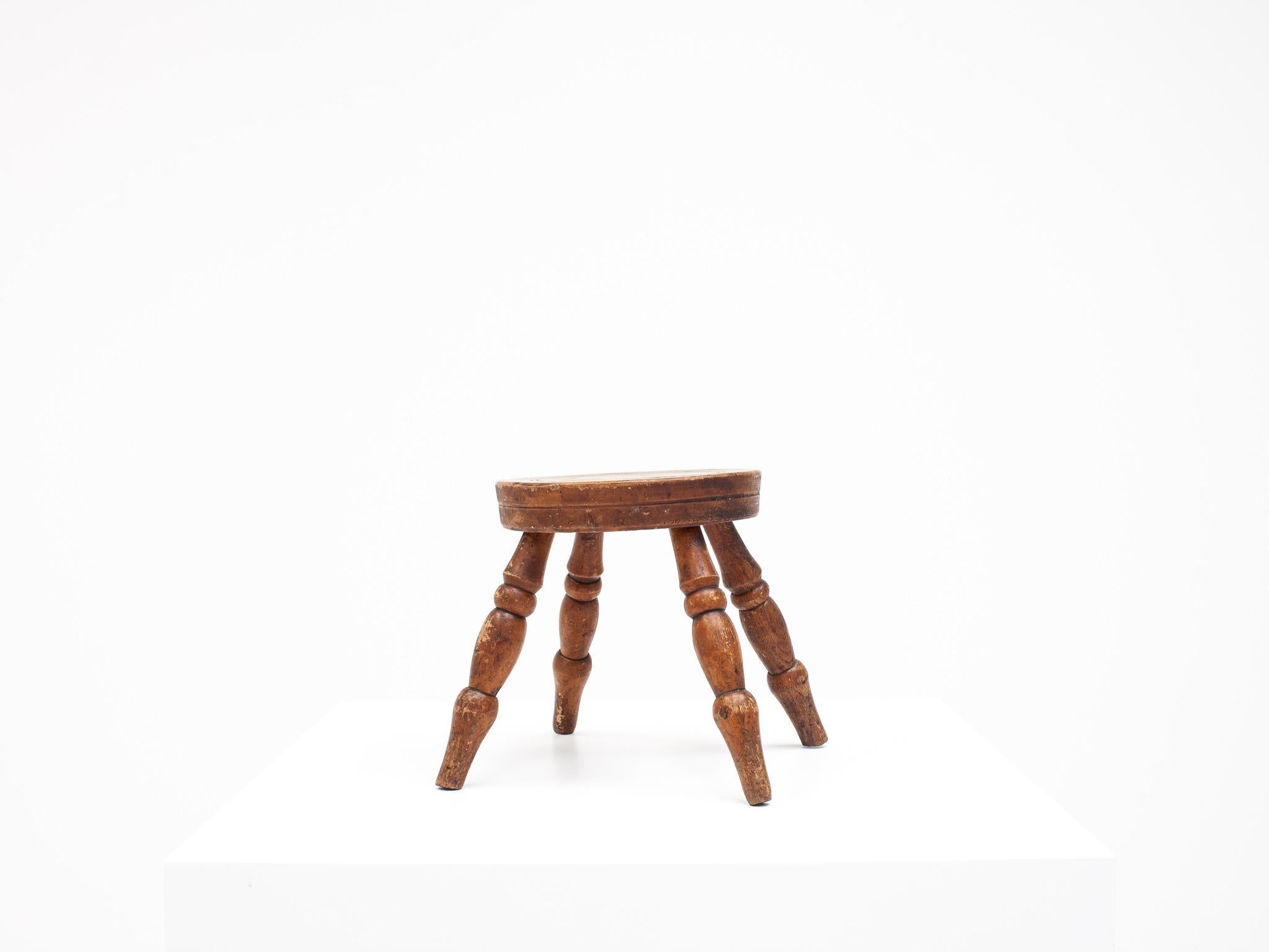 Tabouret/table rustique, primitif, Wabi Sabi, antique, naïf, Angleterre

Un petit tabouret rustique qui peut également servir de table d'appoint/café.  Posée sur quatre pieds tournés évasés et formée en hêtre, la pièce présente une grande