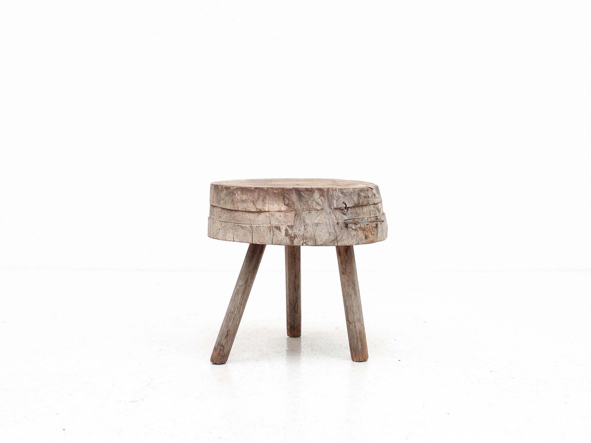 Un tagliere rustico in Oak che può essere utilizzato come tavolino da caffè.  Poggiato su tre gambe strombate e intagliate, è realizzato in Oak con un piano in lastre sovradimensionato e ha un'estetica straordinaria.  Risale al 1800/inizio