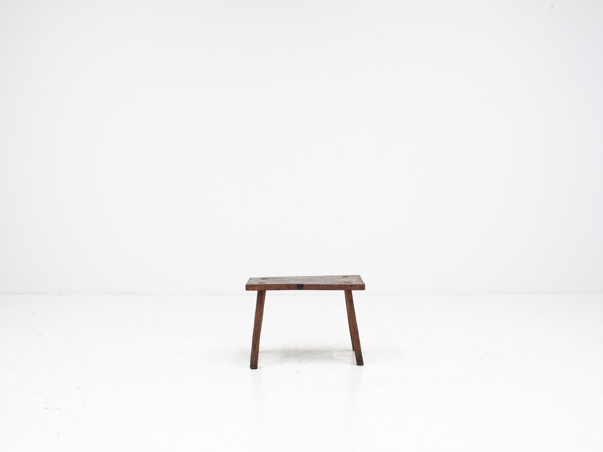 Tavolino/sgabello rustico del XIX secolo con sorprendenti chiodi, Inghilterra.

Questo tavolo in rovere rustico, con fantastici chiodi sulle gambe superiori, ha un'estetica straordinaria.  Risale al 1800/inizio 1900.

Adatto a interni che mescolano