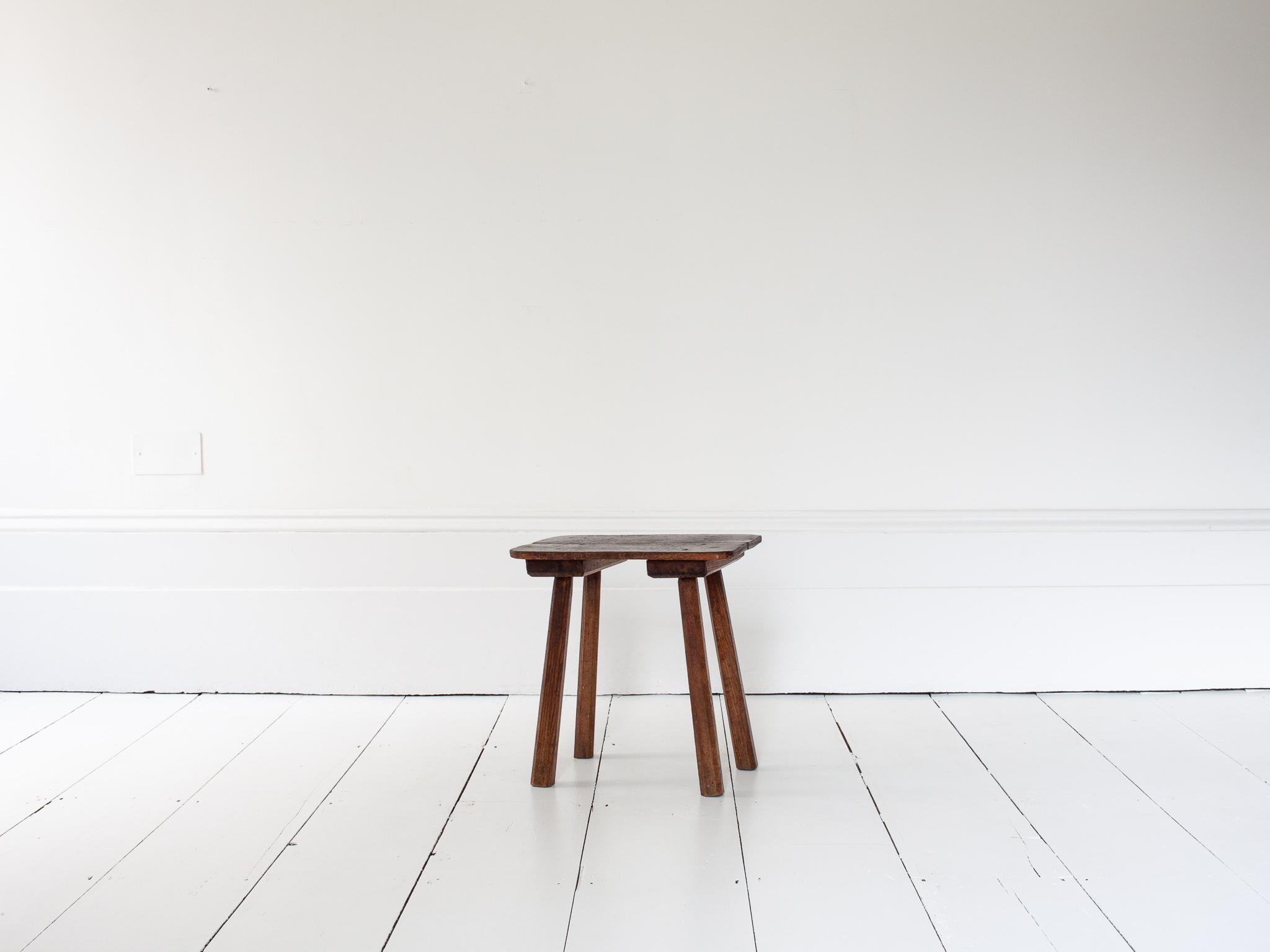 Rustique, Primitif, Wabi Sabi, Antique, Naive Tabouret/Table Vintage, Angleterre, c19th Century.

Un tabouret rustique qui peut également servir de table d'appoint/café.  Assis sur quatre pieds évasés légèrement chanfreinés et formé en chêne avec