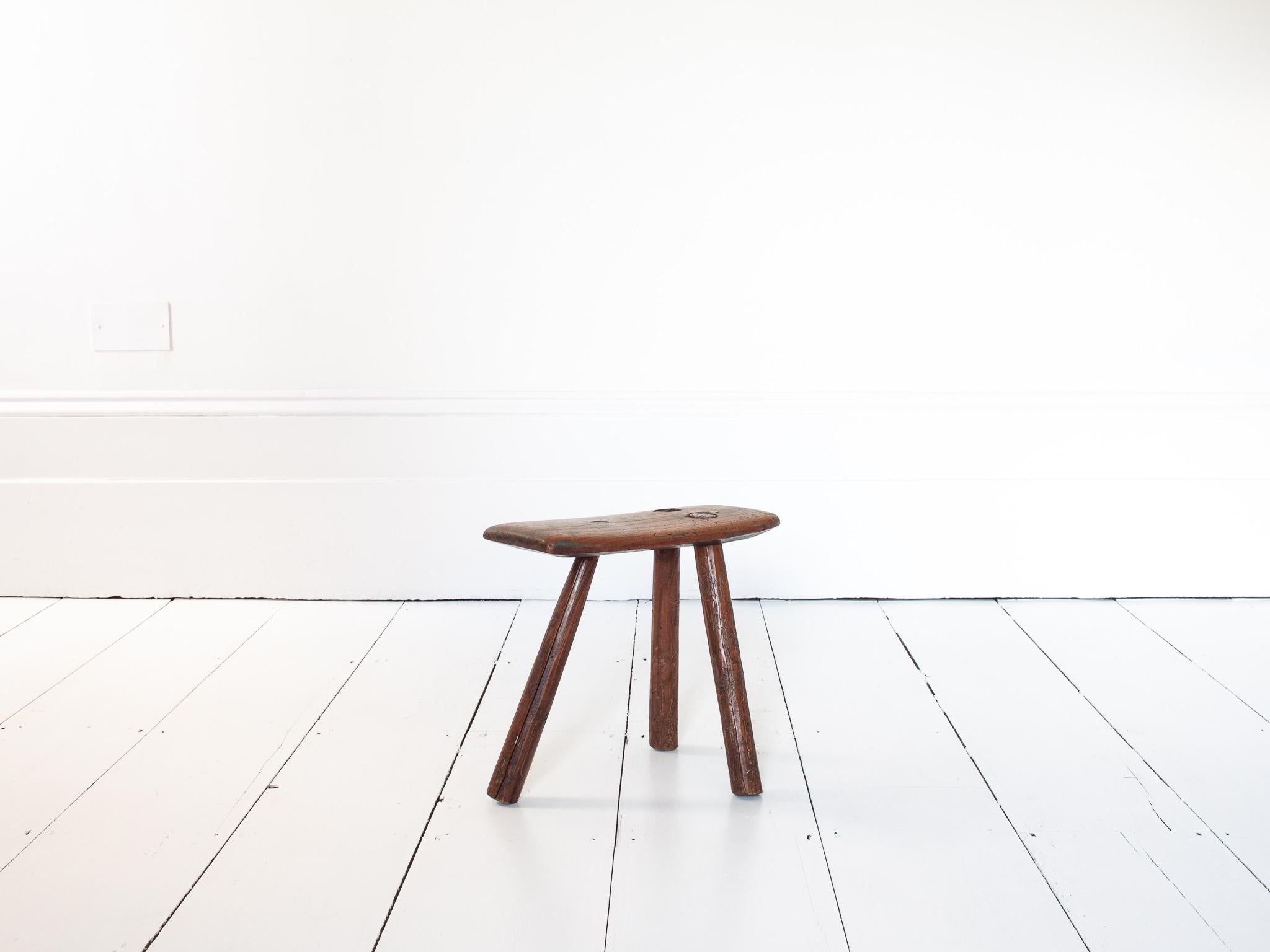 Rustique, Primitif, Wabi Sabi, Antique, Naive Tabouret/Table Vintage, Angleterre, c19th Century.

Un tabouret de traite rustique peut également servir de table d'appoint/café.  Assis sur trois pieds fortement inclinés et légèrement chanfreinés, il
