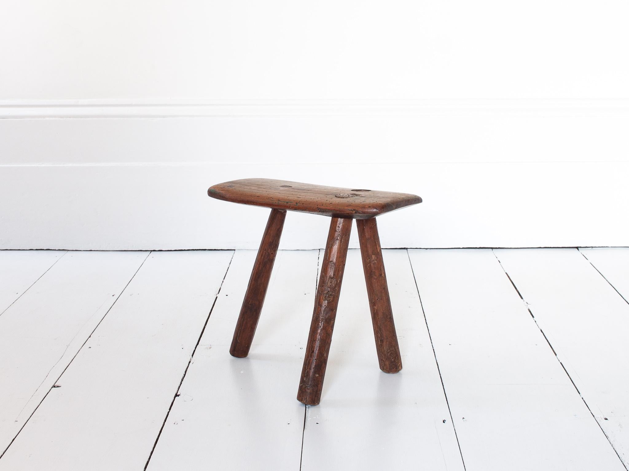 Bois Tabouret/table rustique, primitif, WabiSabi, ancien et naïf, Angleterre, c19e siècle en vente