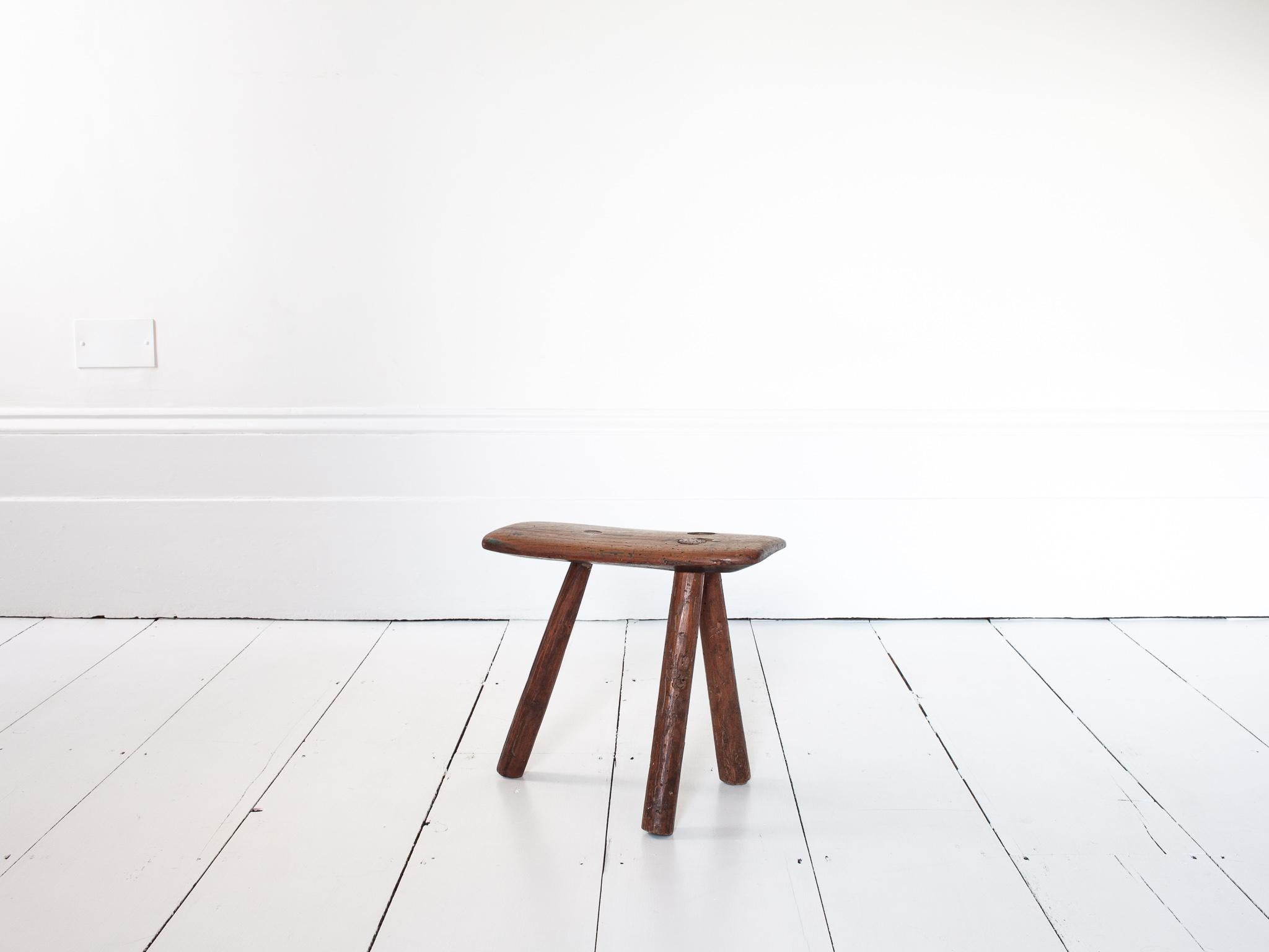 Tabouret/table rustique, primitif, WabiSabi, ancien et naïf, Angleterre, c19e siècle en vente 1