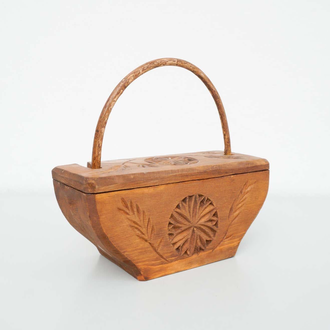 Rustic Primitive Wood Hand Carved Basket, circa 1950 In Good Condition For Sale In Barcelona, Barcelona