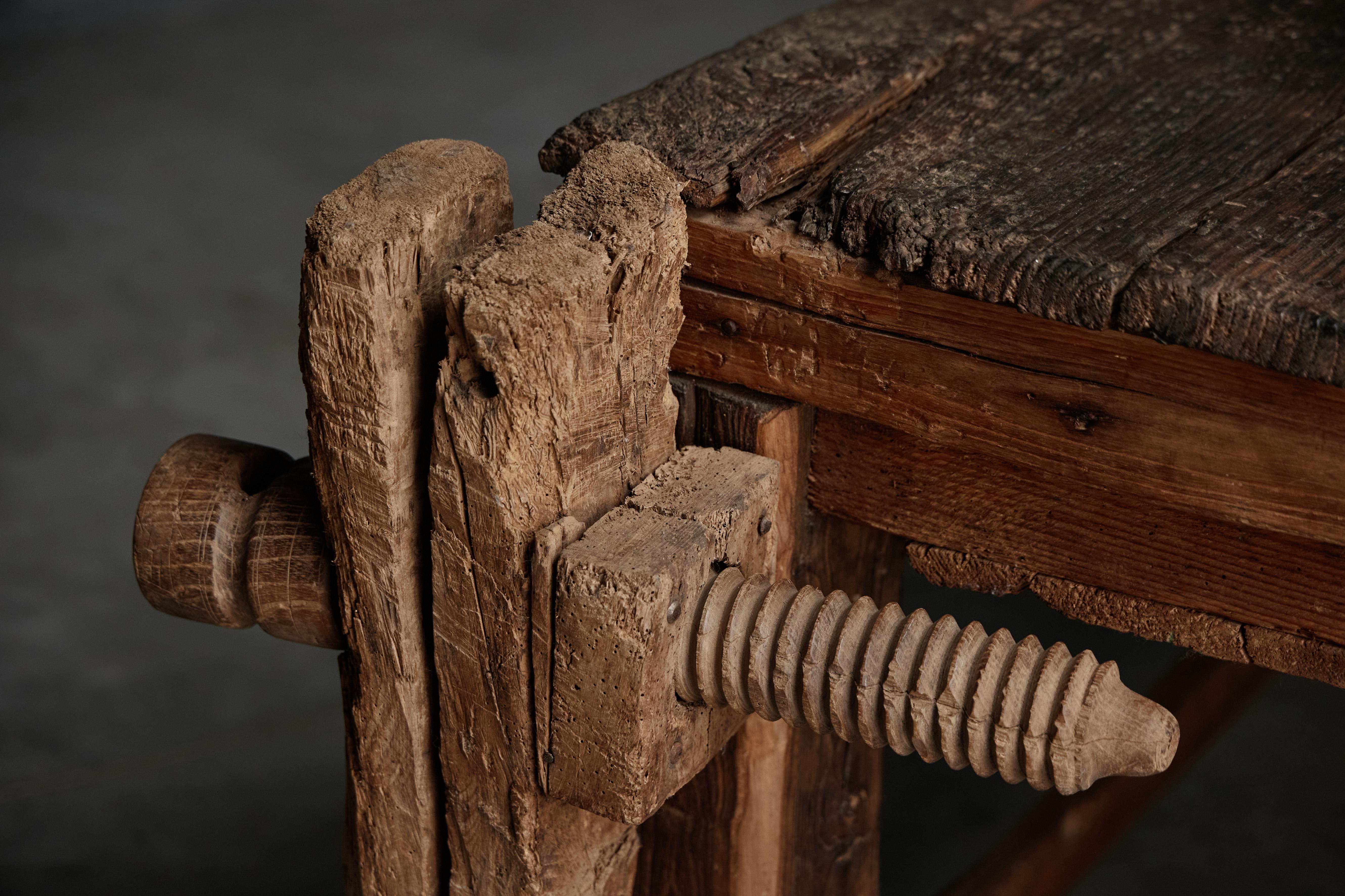 Rustic Primitive Working Bench, France, Early 19th Century In Good Condition For Sale In Antwerp, BE