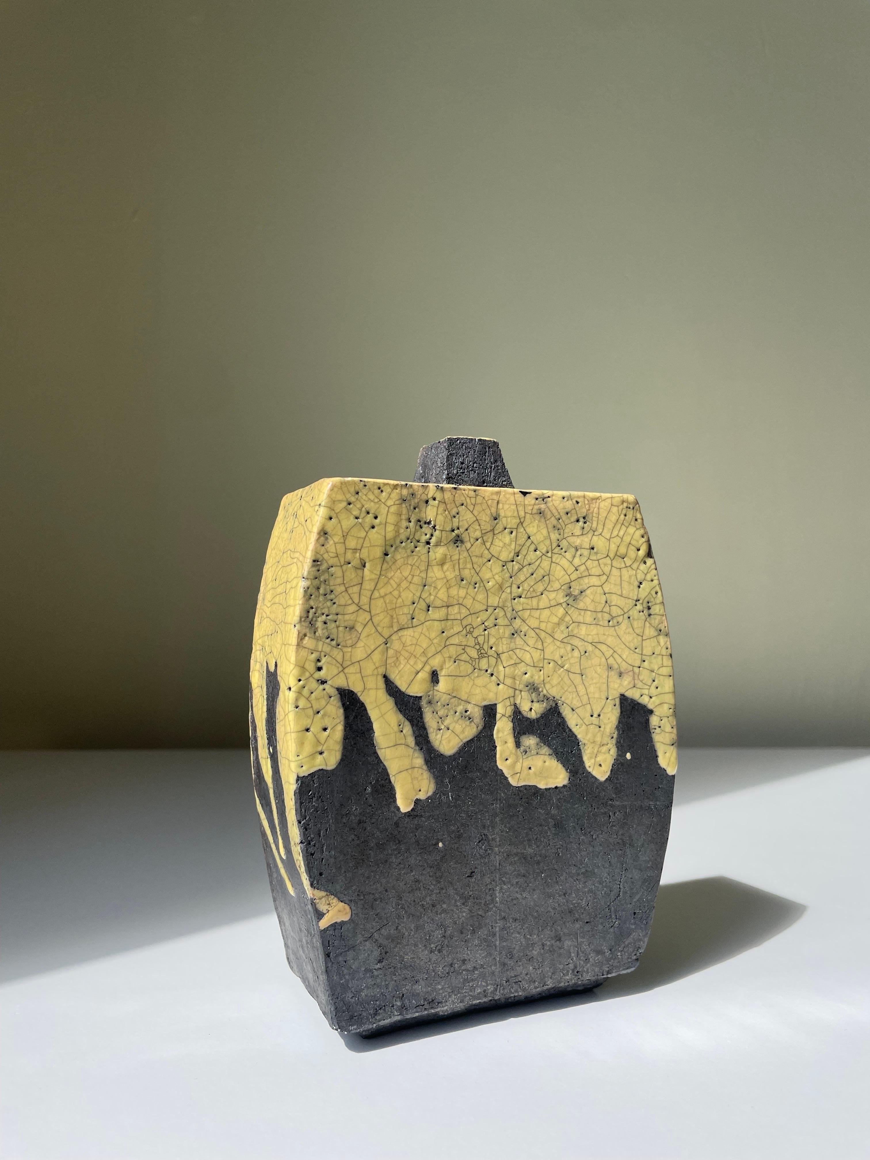 Danois Vase rustique en céramique jaune raku anthracite en vente
