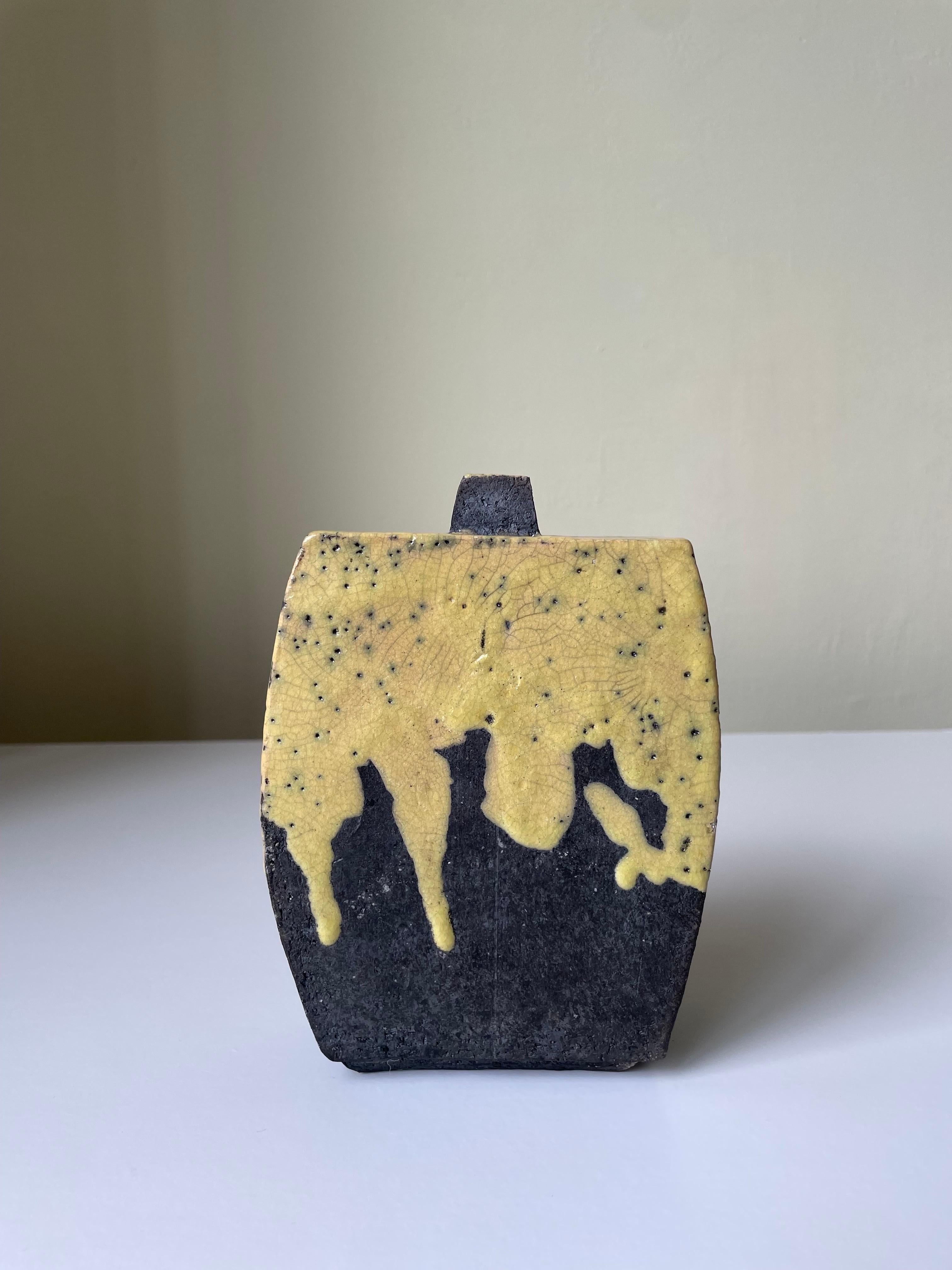 20ième siècle Vase rustique en céramique jaune raku anthracite en vente