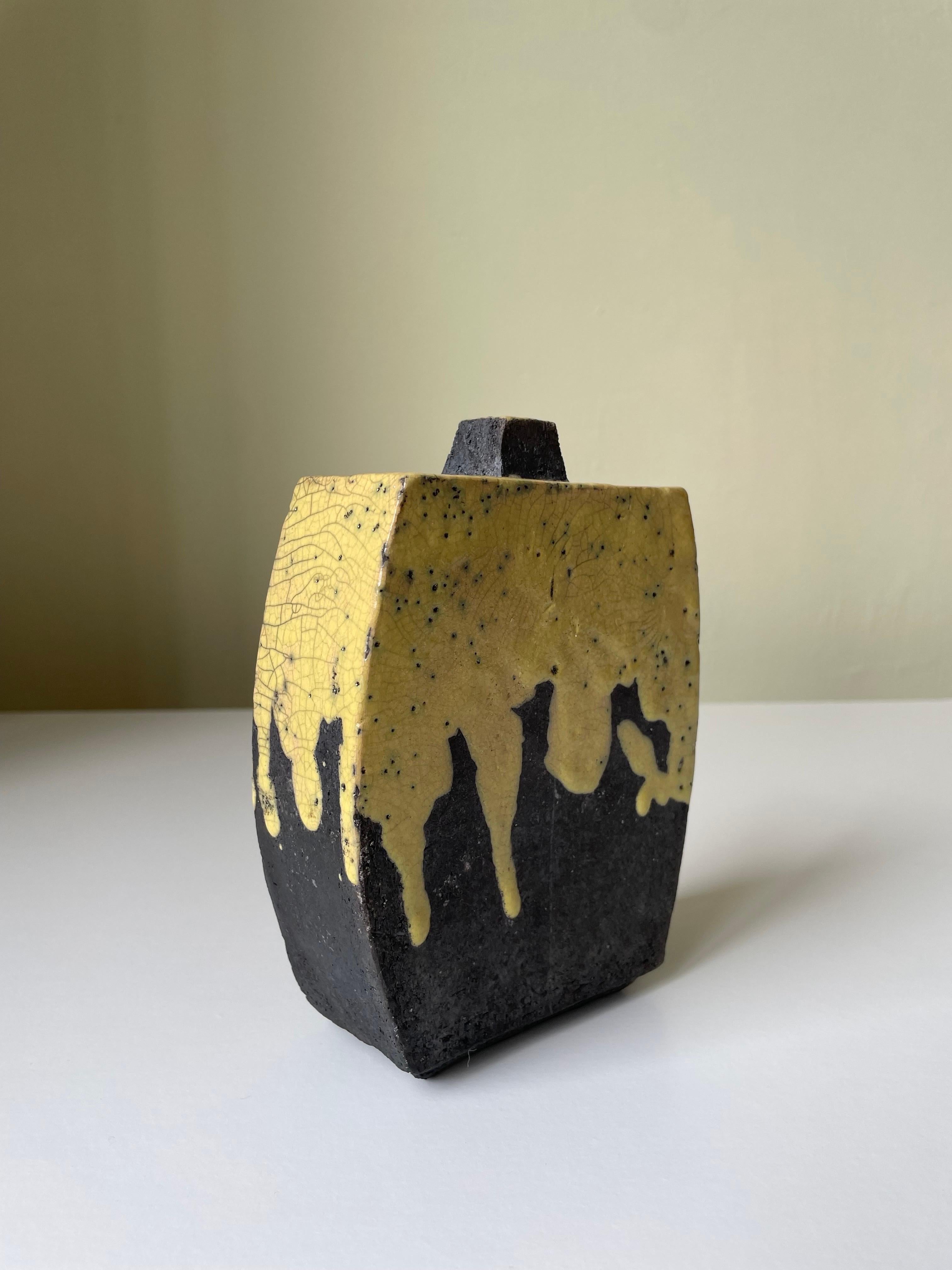Grès Vase rustique en céramique jaune raku anthracite en vente