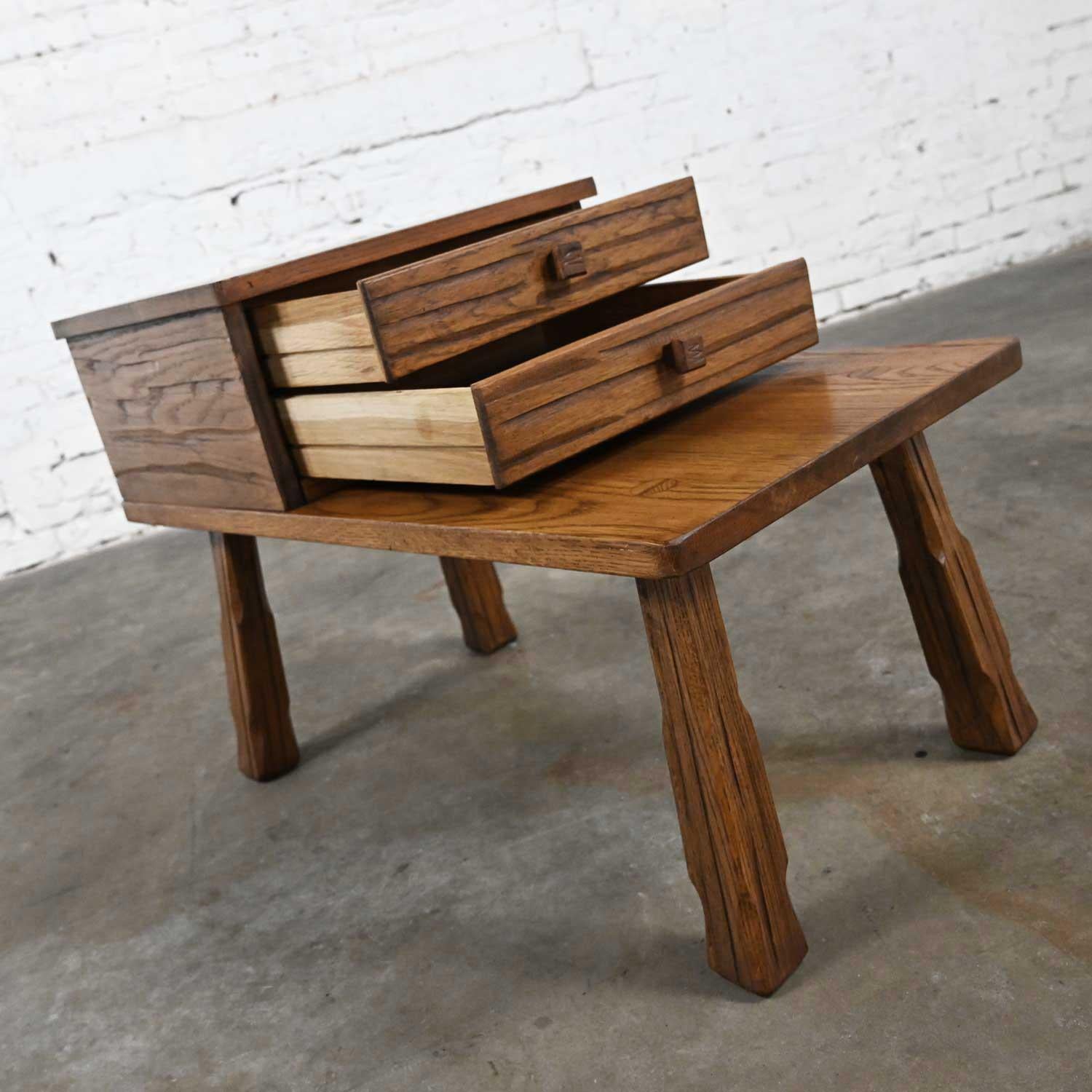 Table d'extrémité rustique en chêne de ranch avec 2 tiroirs et finition brun gland par A. Brandt en vente 3